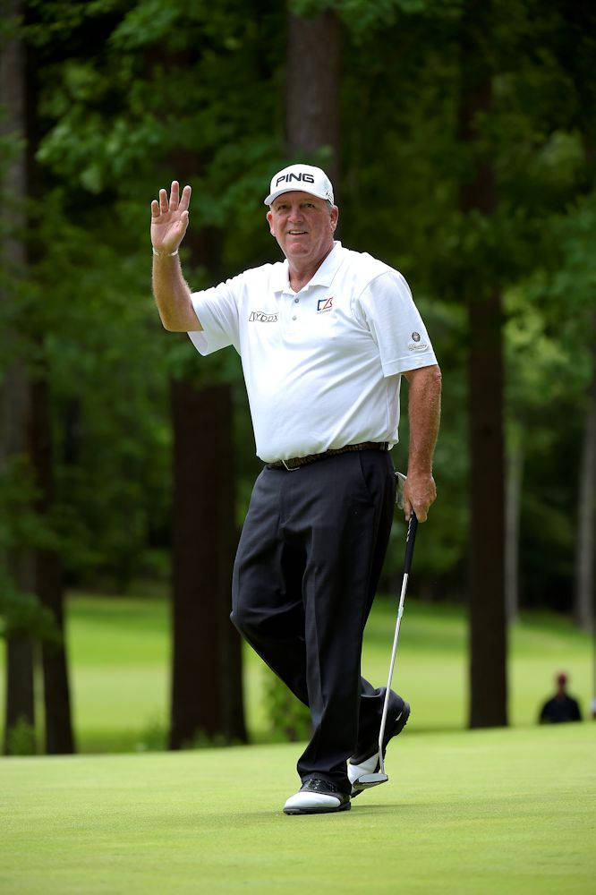 Mark Calcavecchia Waving Happily Background