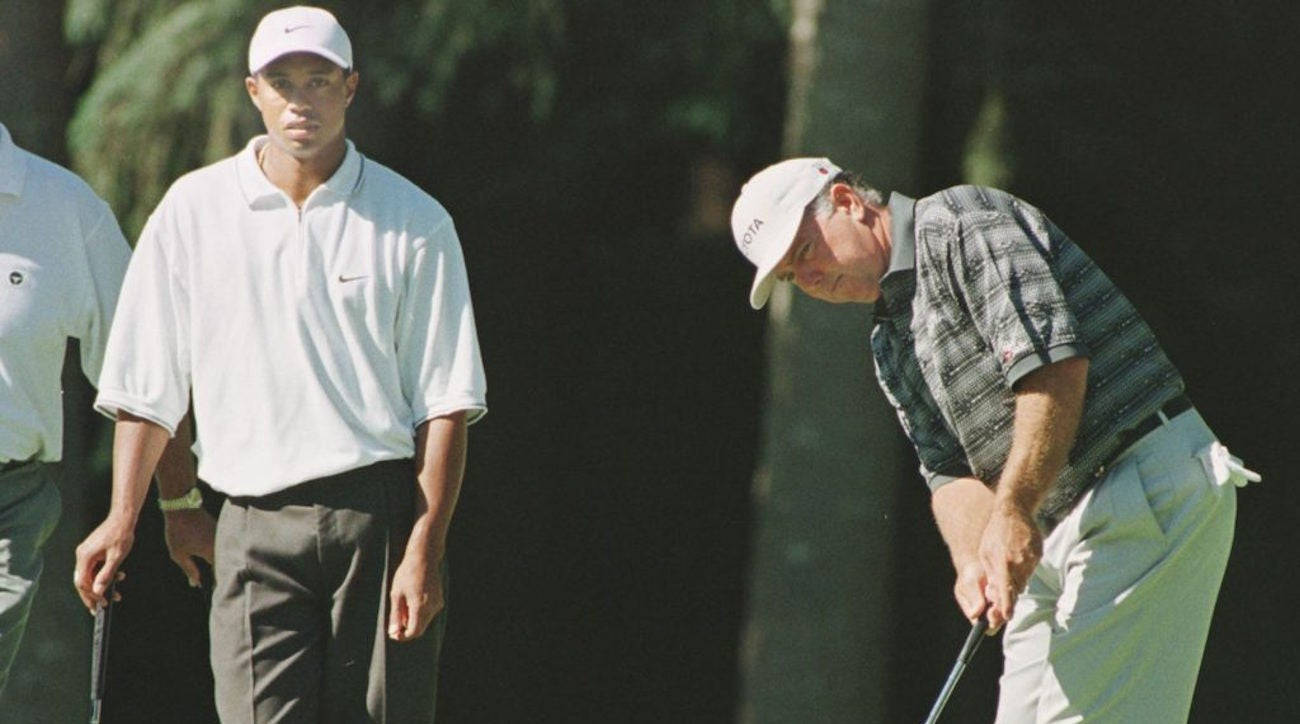 Mark O'meara Playing Golf With Tiger Woods Background