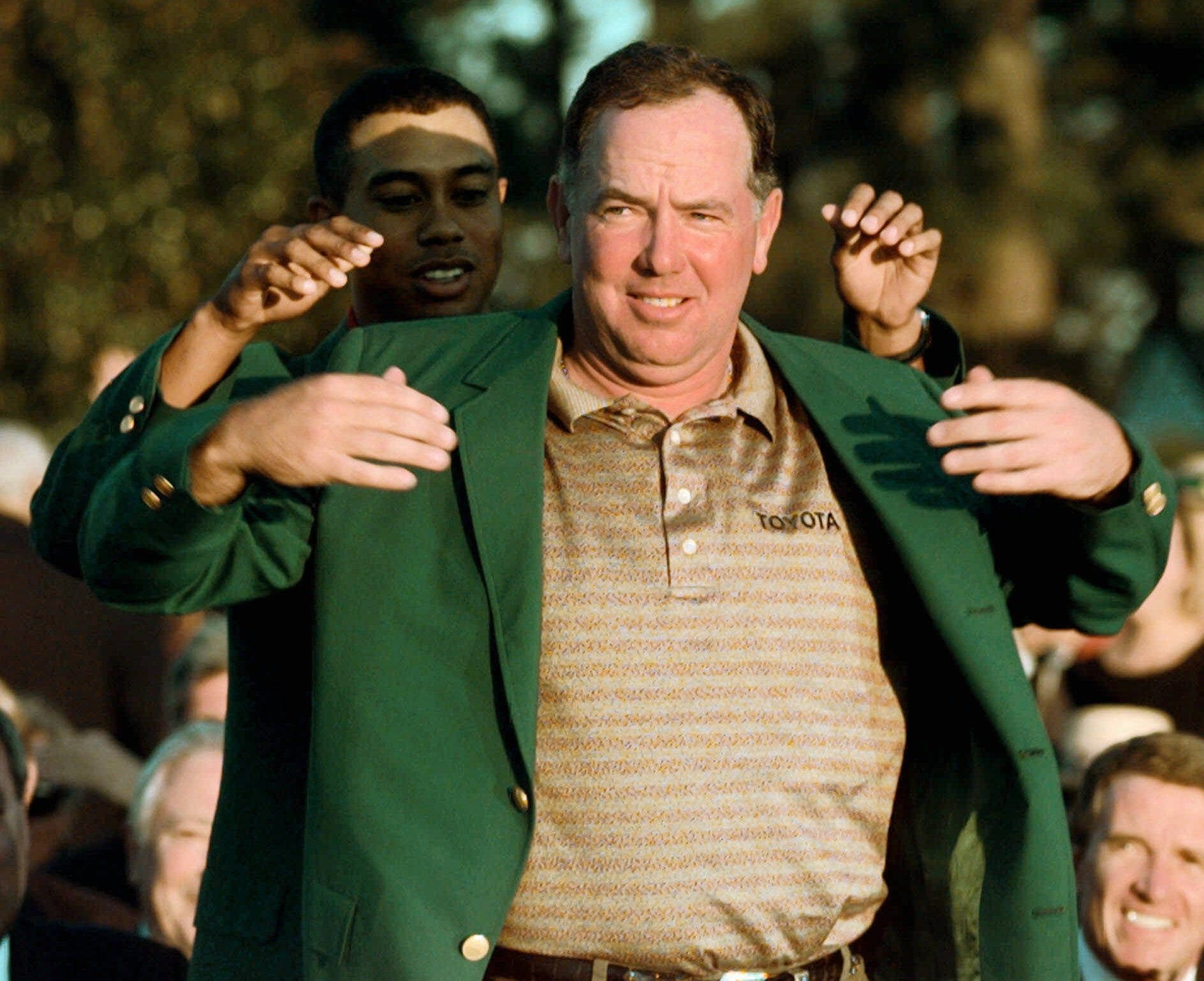 Mark O'meara Putting On Green Jacket Background