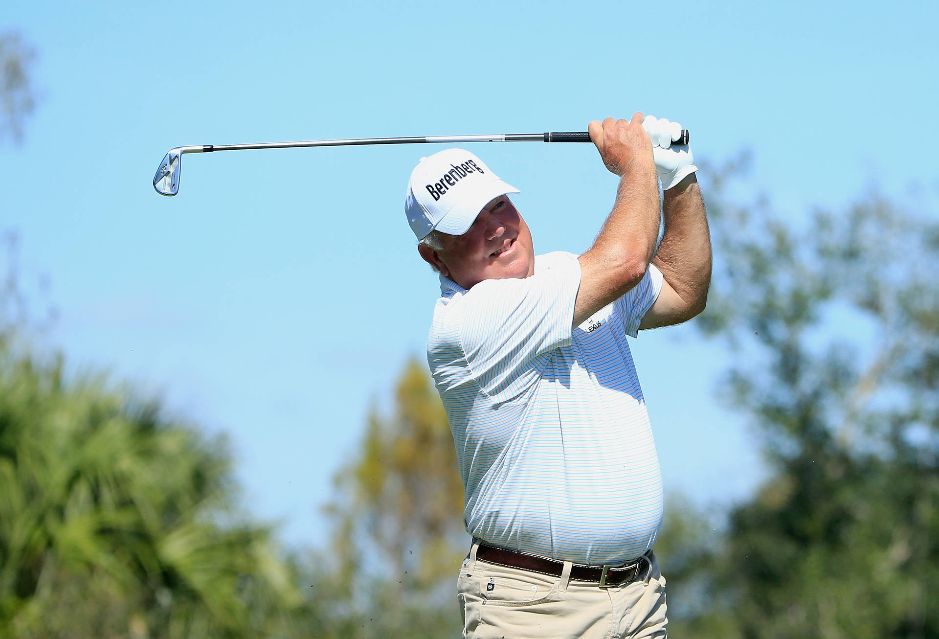 Mark O'meara Smiling While Playing Golf Background