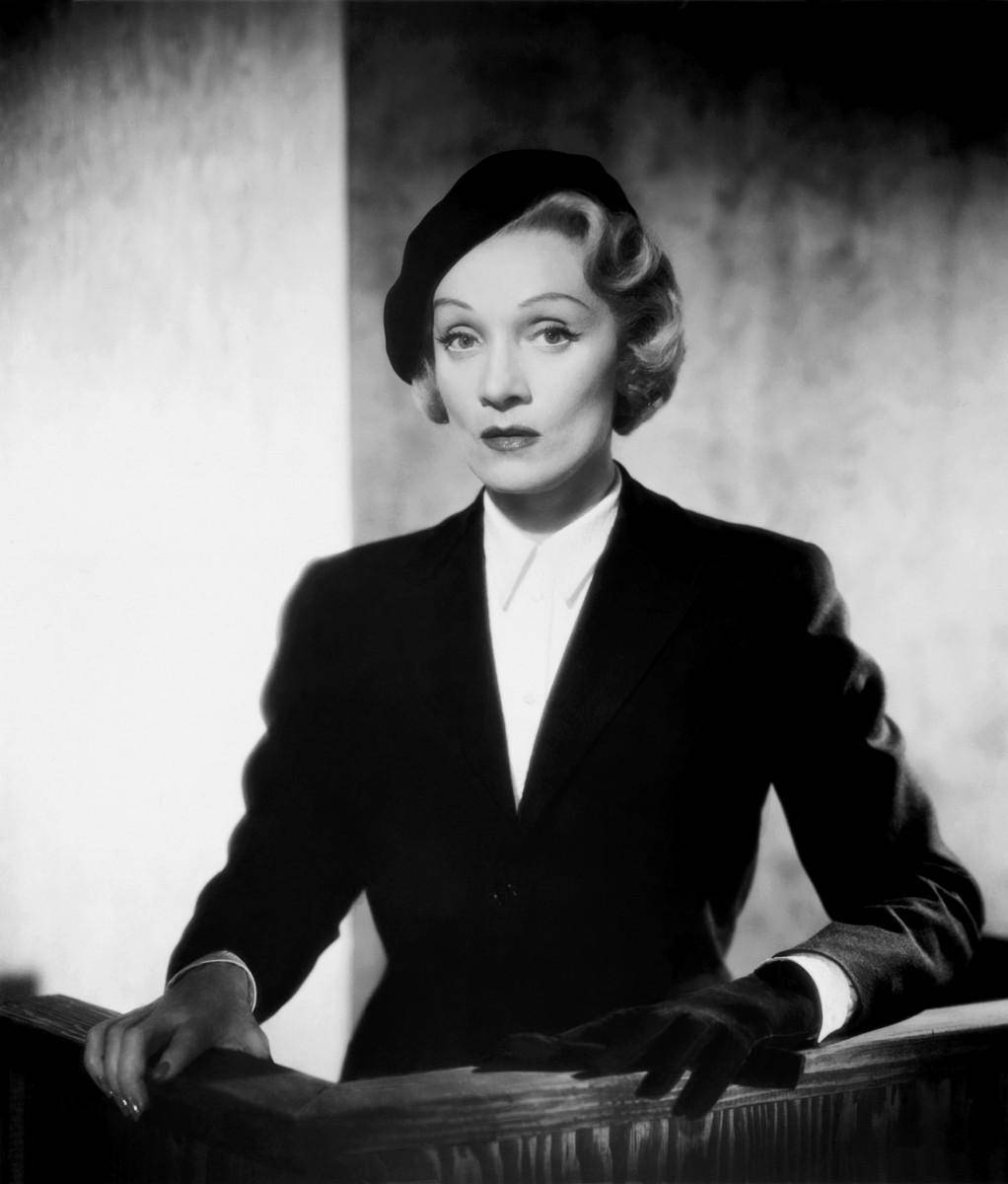 Marlene Dietrich On The Witness Stand In Court Background