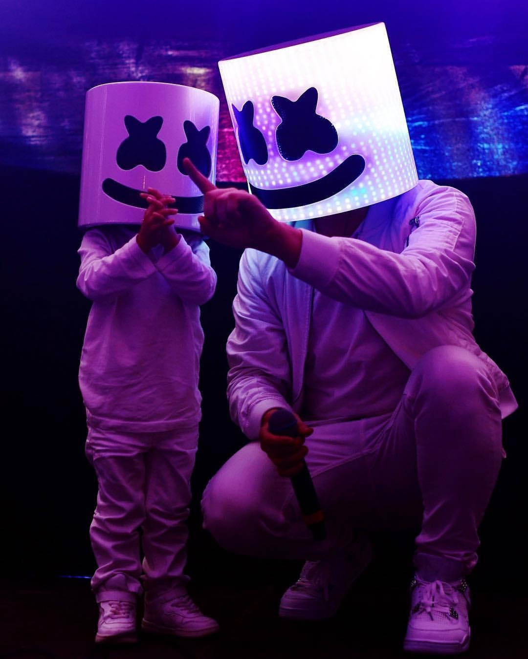 Marshmallow Dj With Young Fan Background