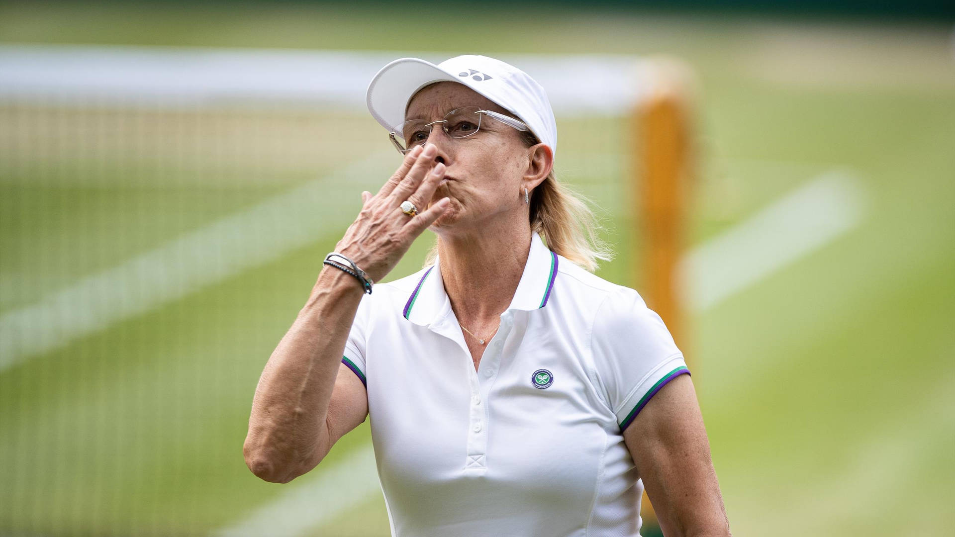 Martina Navratilova Blowing A Kiss Background