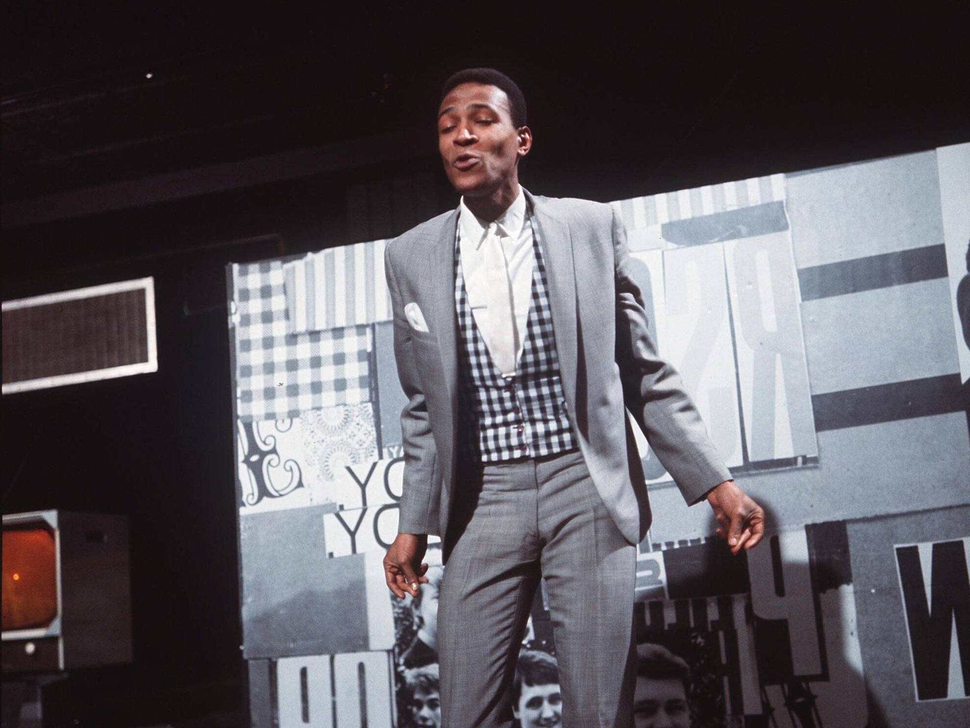 Marvin Gaye In Fancy Suit Background