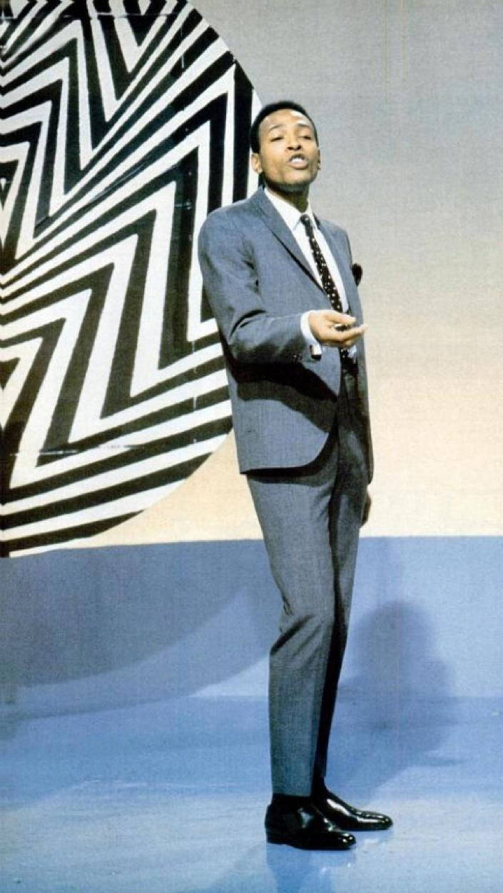 Marvin Gaye Performing In A Suit Background