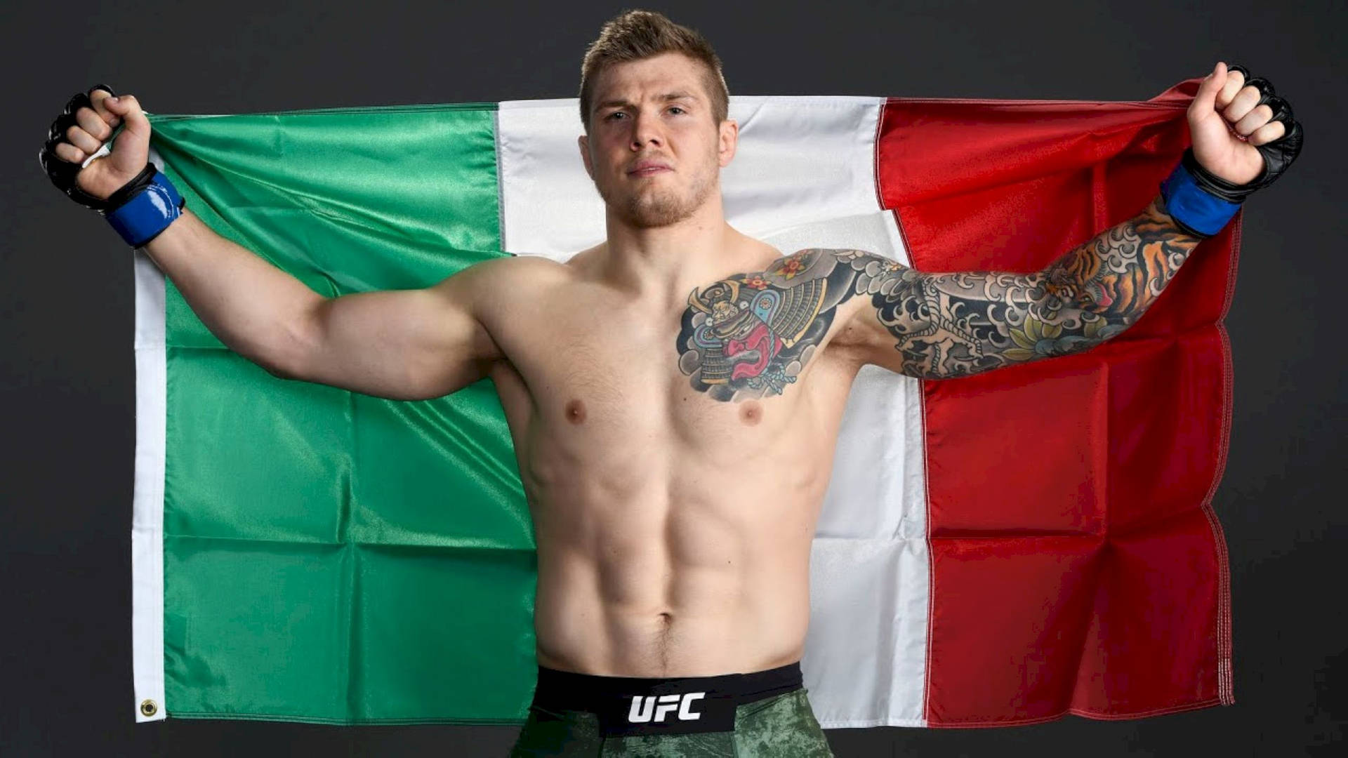 Marvin Vettori Posing With Italian Flag