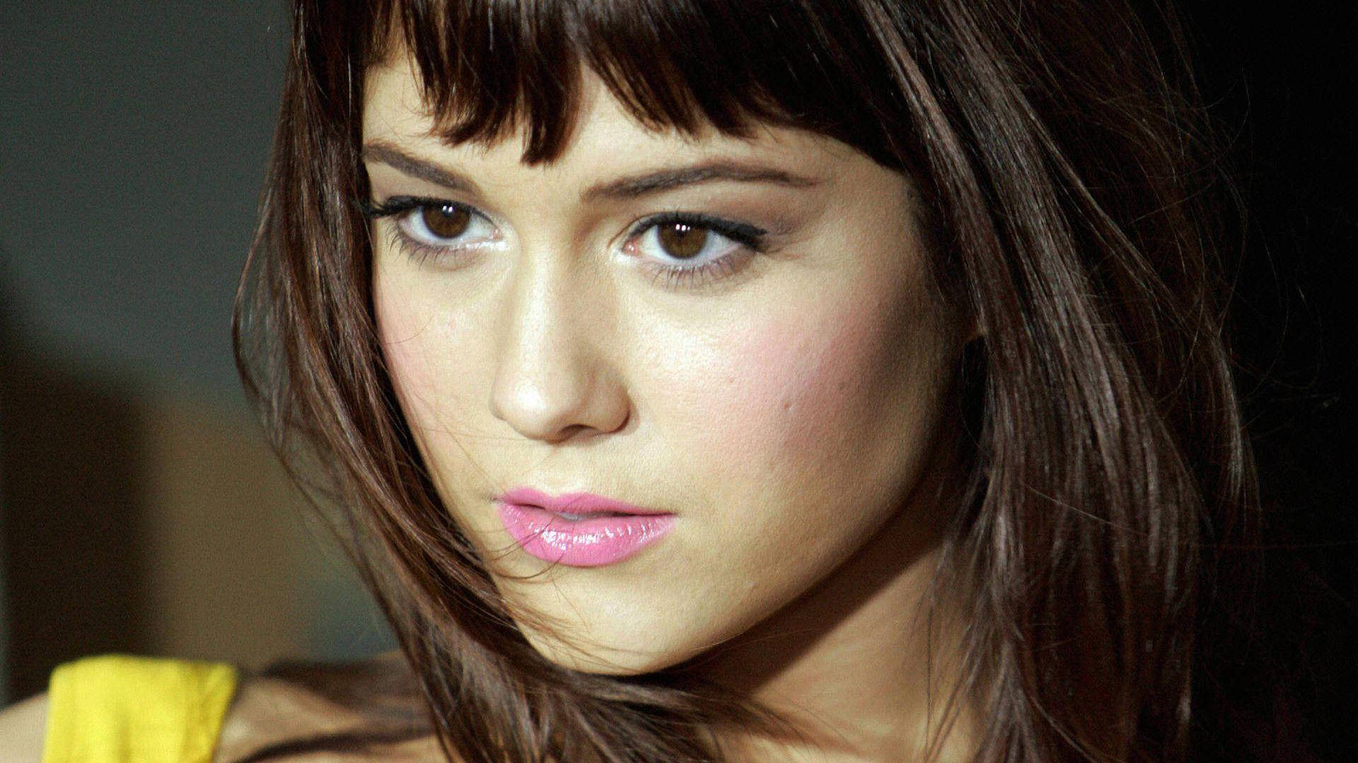 Mary Elizabeth Winstead Close Up