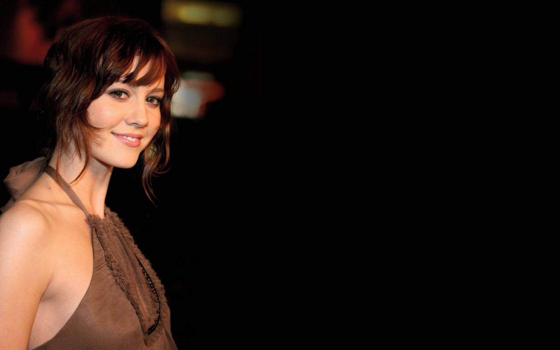 Mary Elizabeth Winstead In Black Background Background