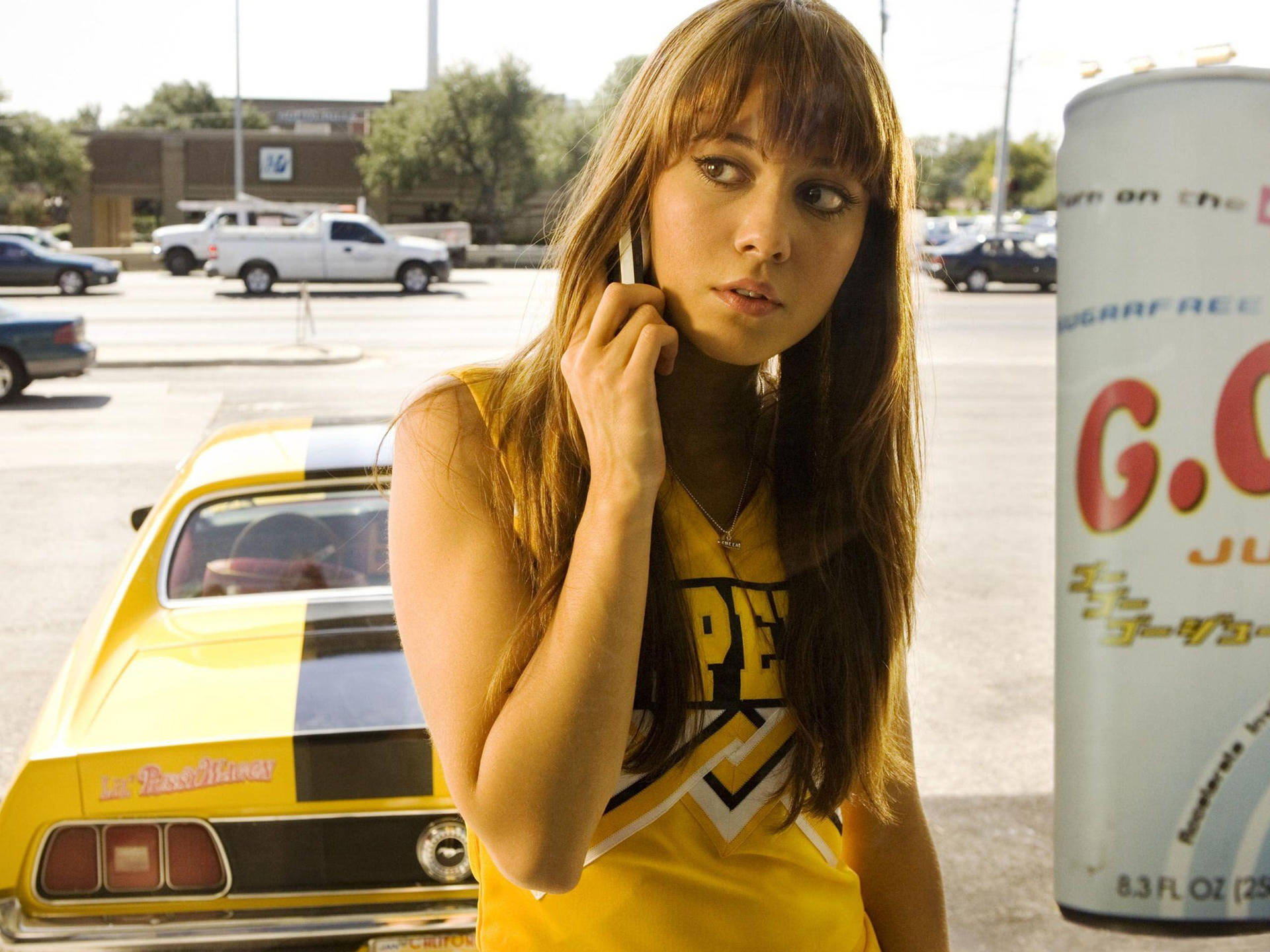 Mary Elizabeth Winstead In Jersey Yellow Background