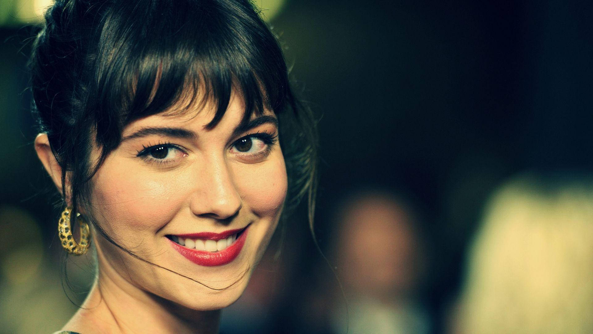 Mary Elizabeth Winstead In Red Lipstick