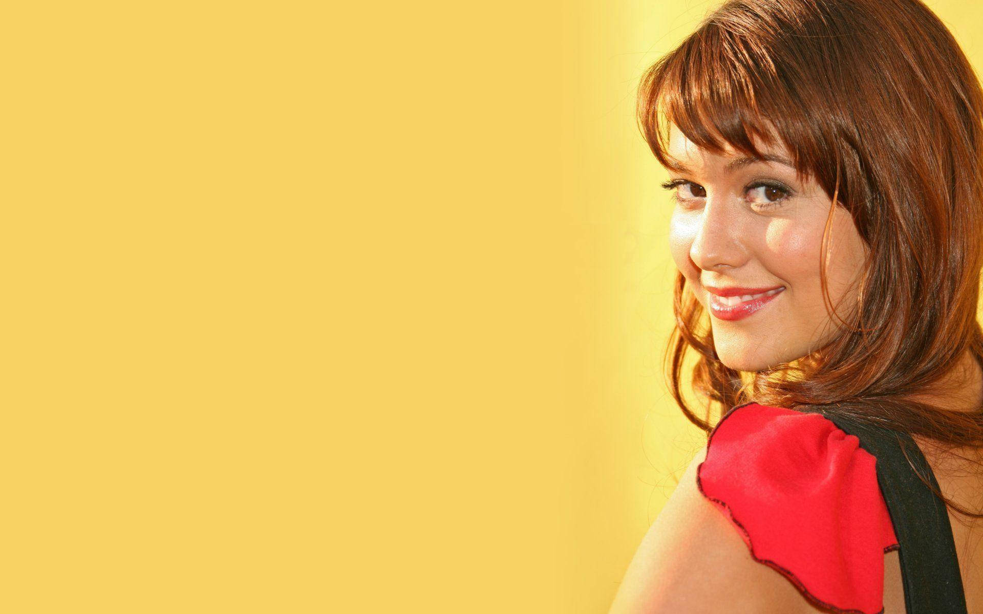 Mary Elizabeth Winstead In Yellow Background Background