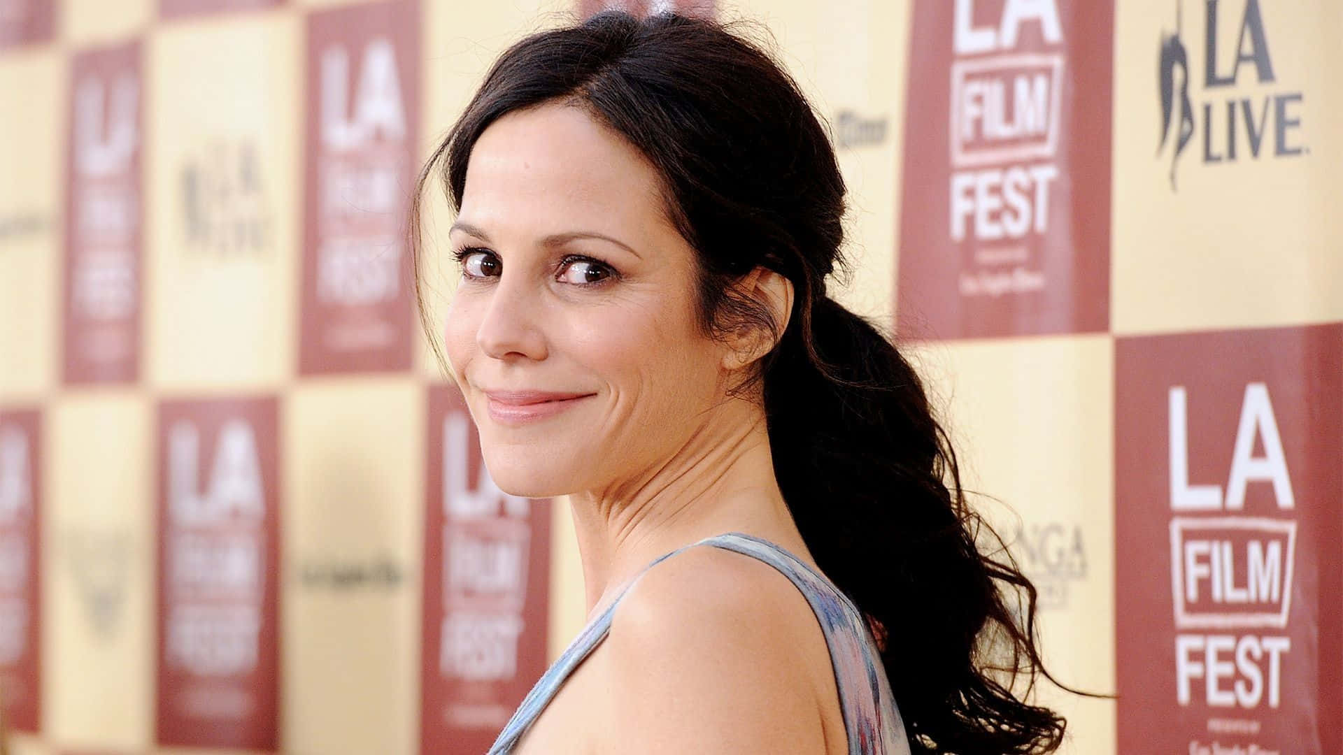 Mary-louise Parker Stunning Pose In A Black Dress Background