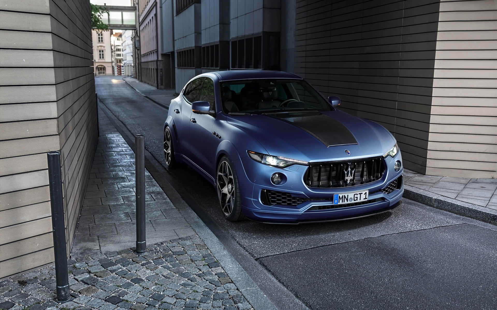 Maserati In Alley 4k