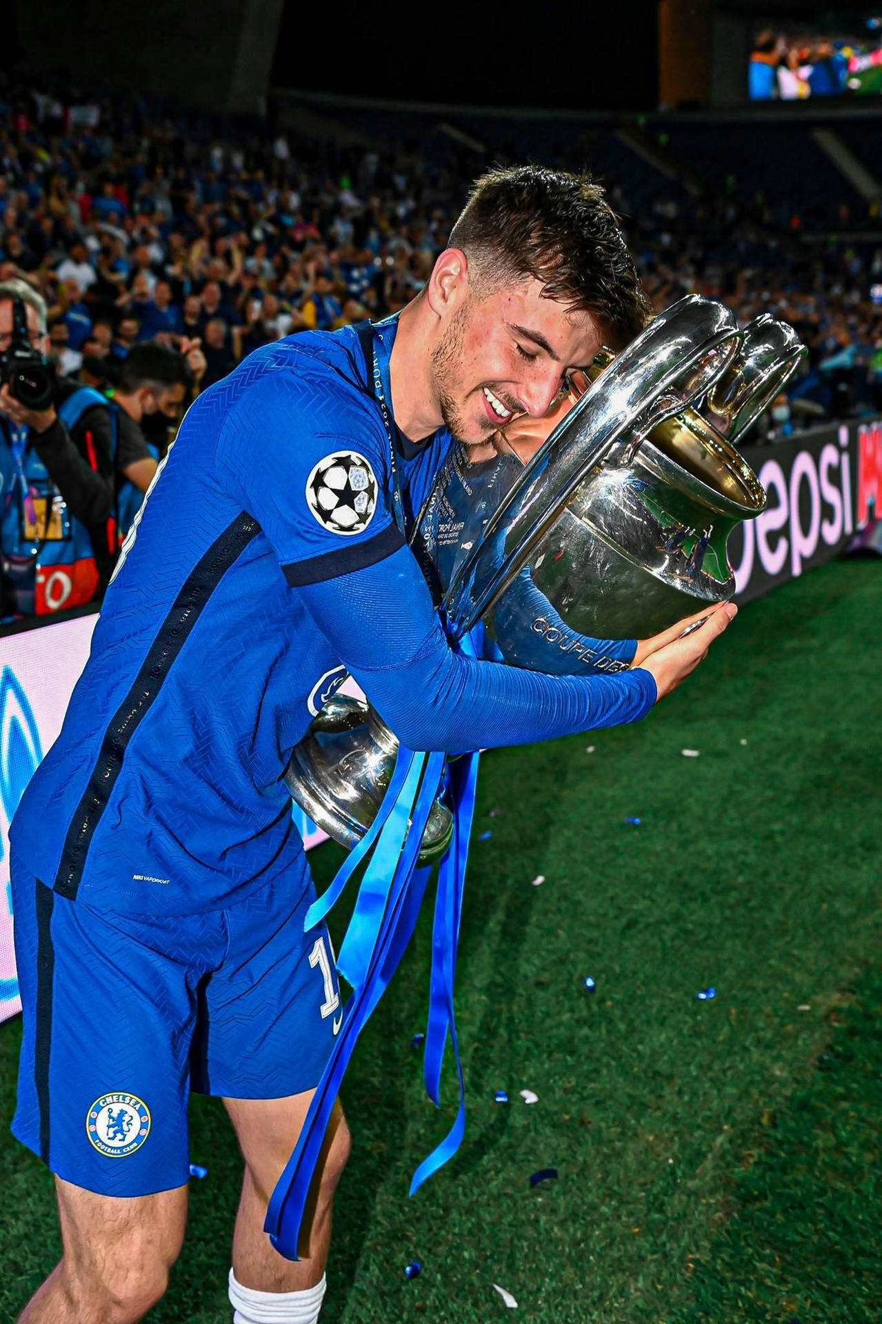 Mason Mount Hugs A Trophy Background