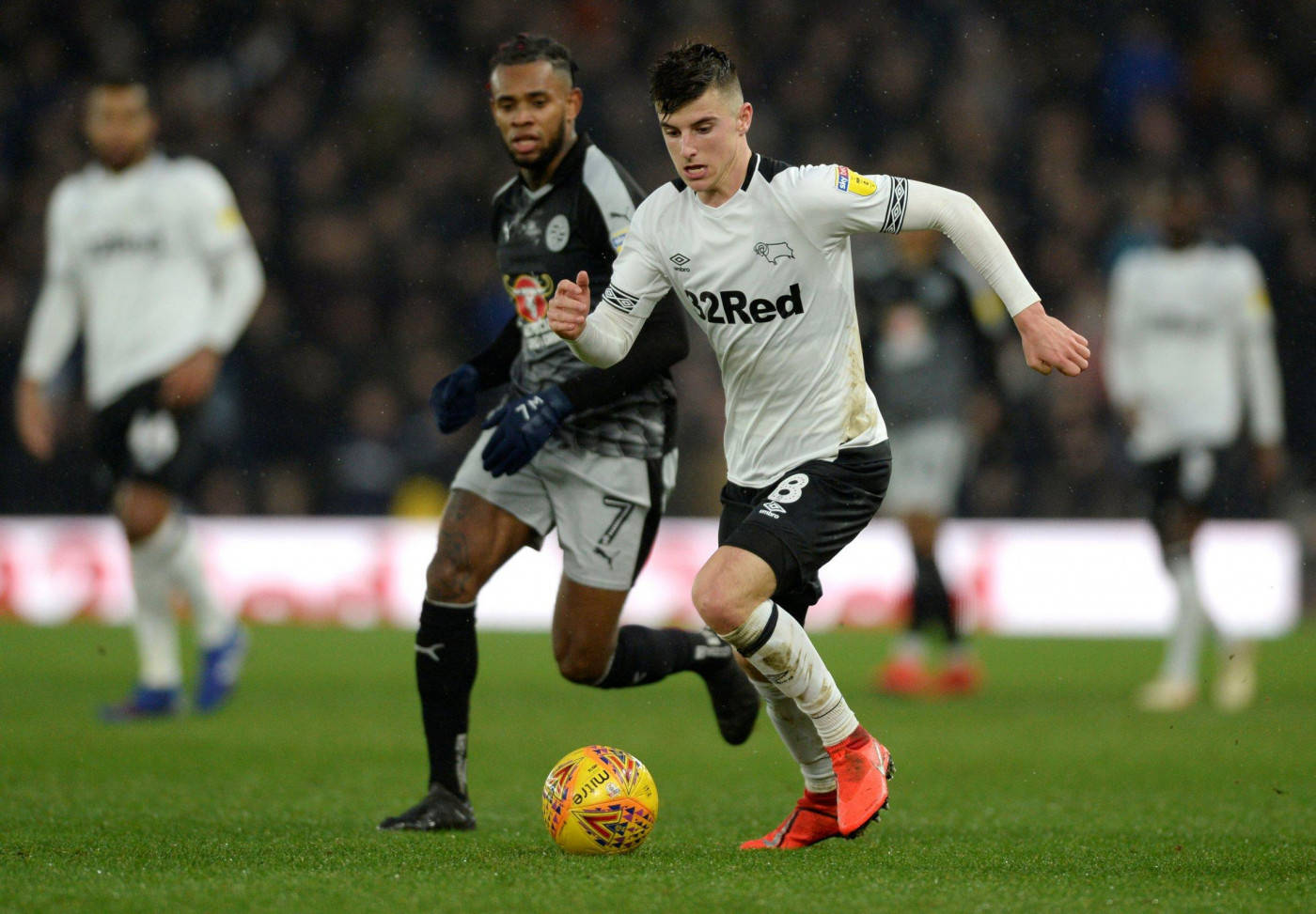 Mason Mount Runs To The Ball Background