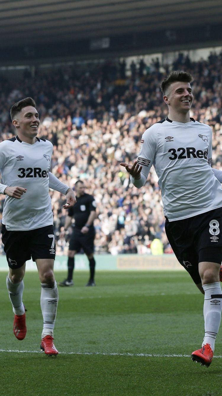 Mason Mount Smiles At The Crowd Background