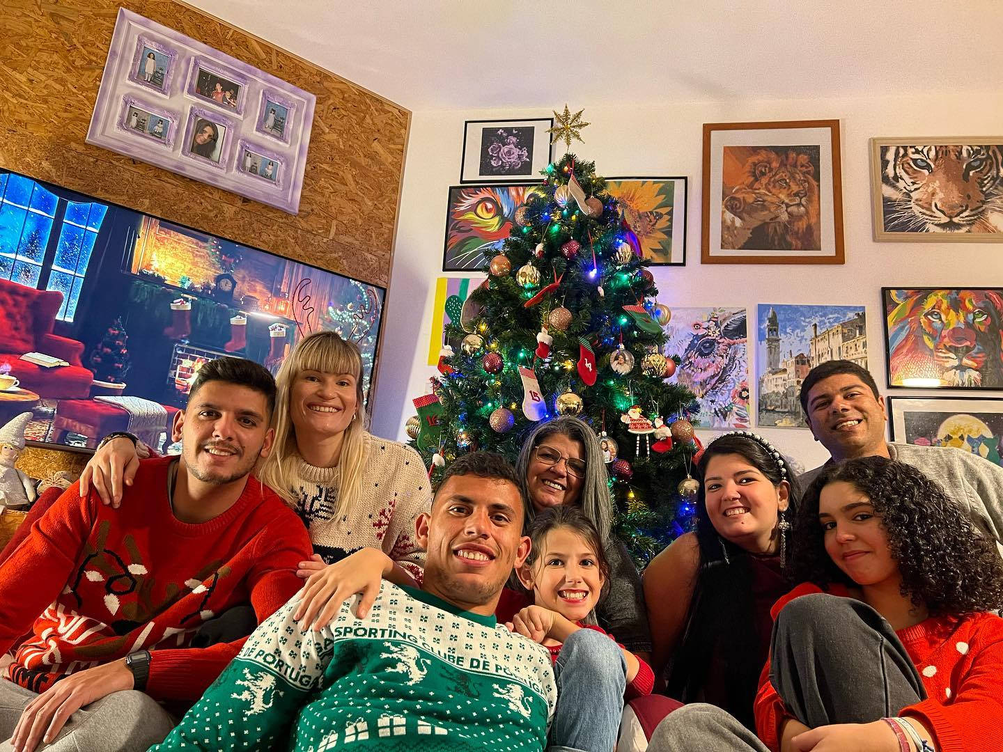 Matheus Nunes Christmas Family Photo Background