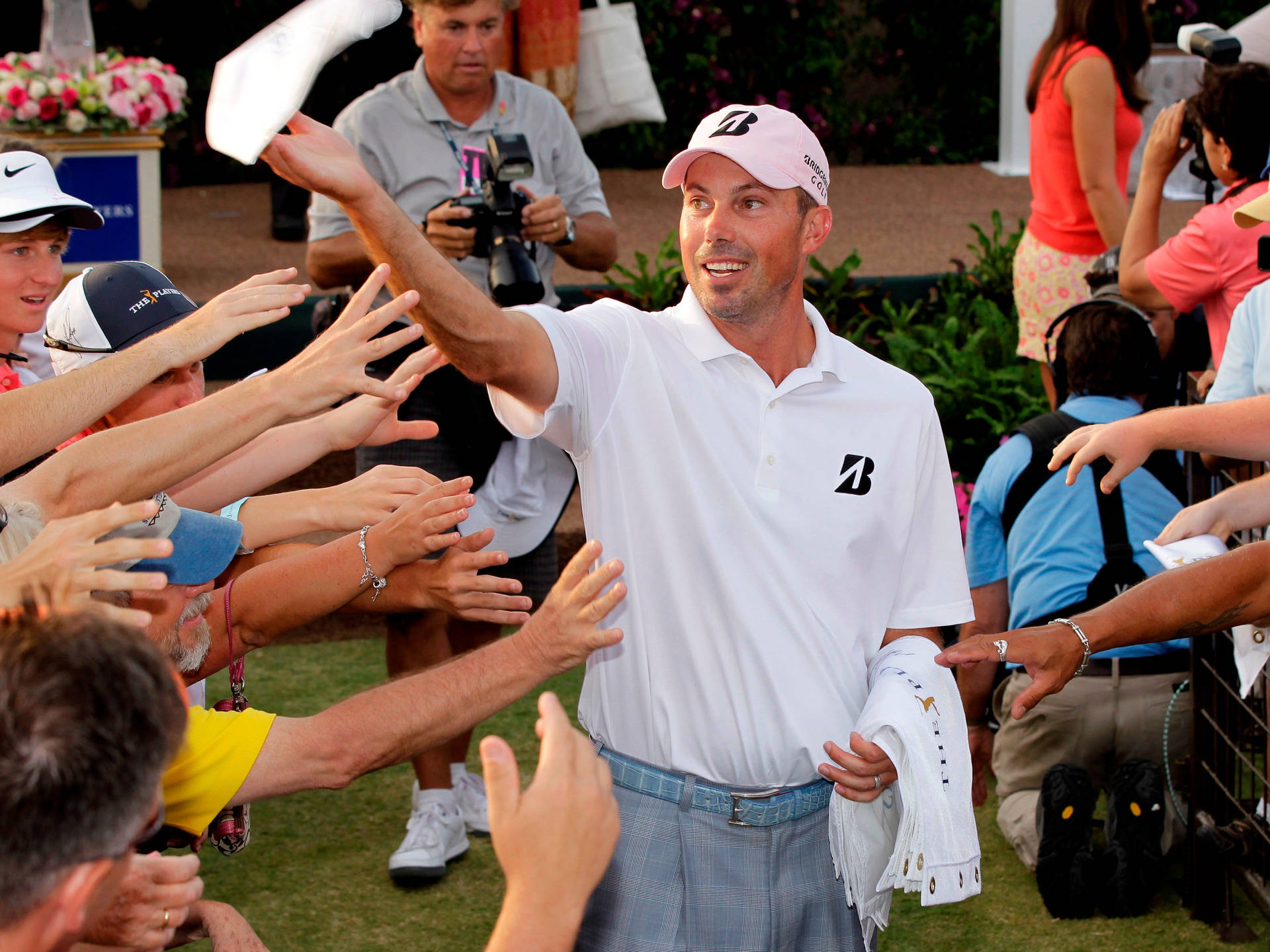 Matt Kuchar Meeting Fans Background