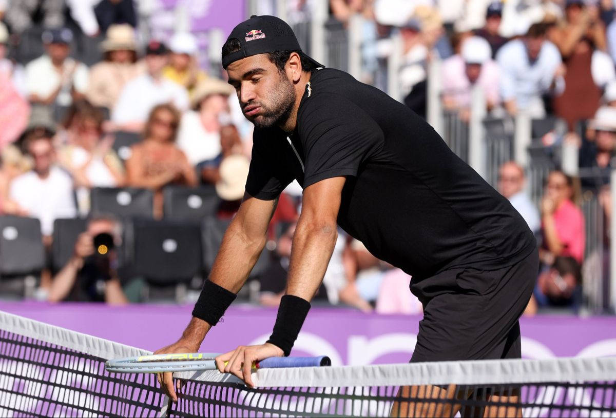 Matteo Berrettini Leaning On A Net Background