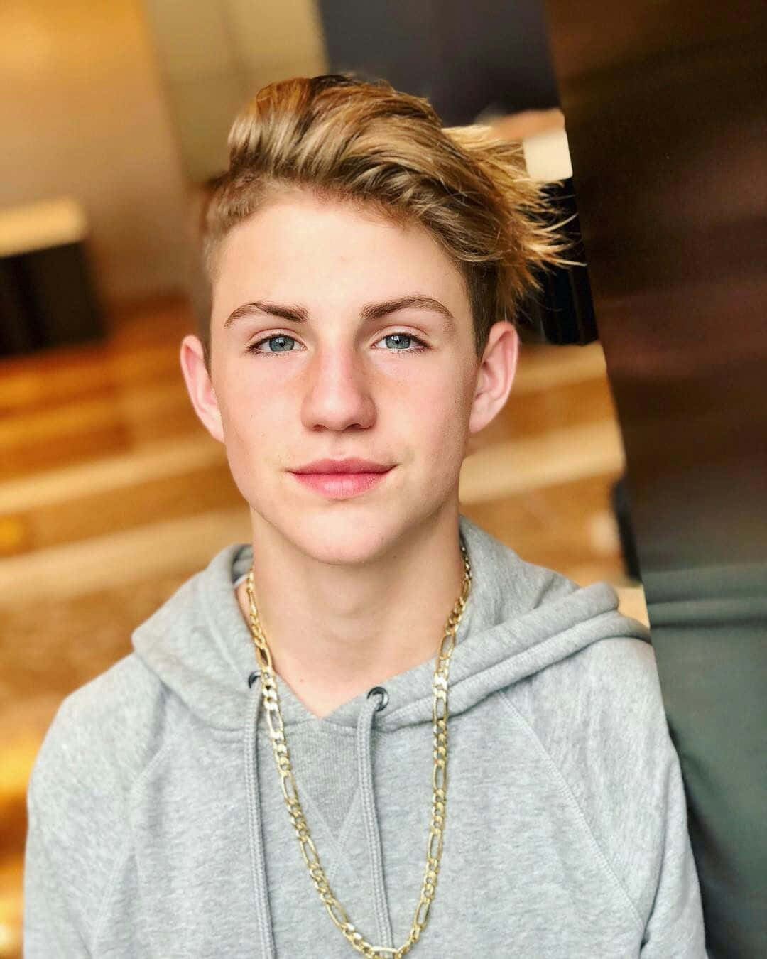 Mattyb With Chain Necklace Background