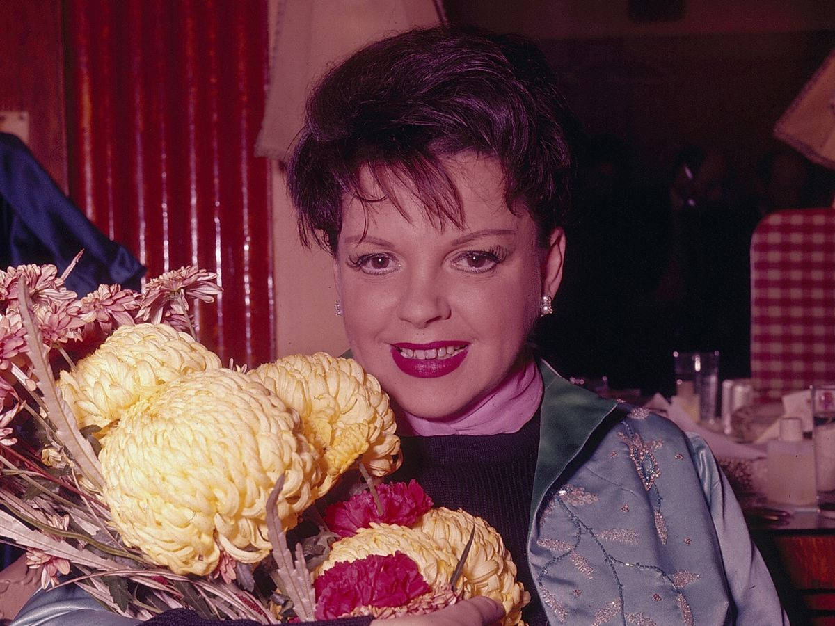 Mature American Singer Judy Garland Background