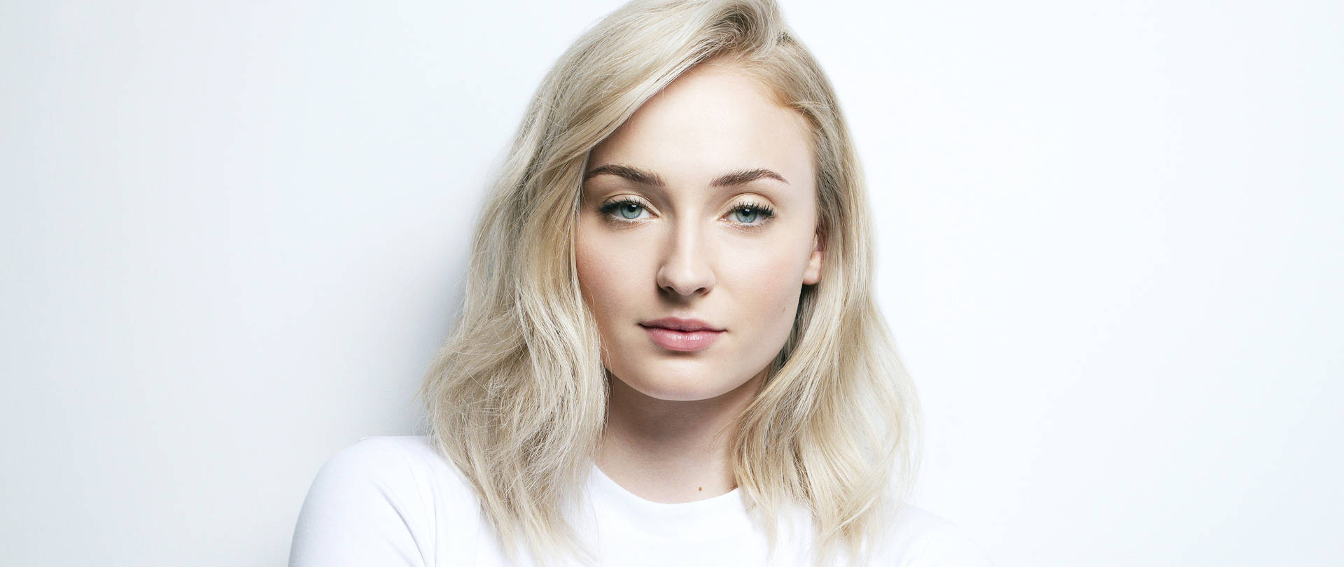 Mature Woman Sophie Turner Background