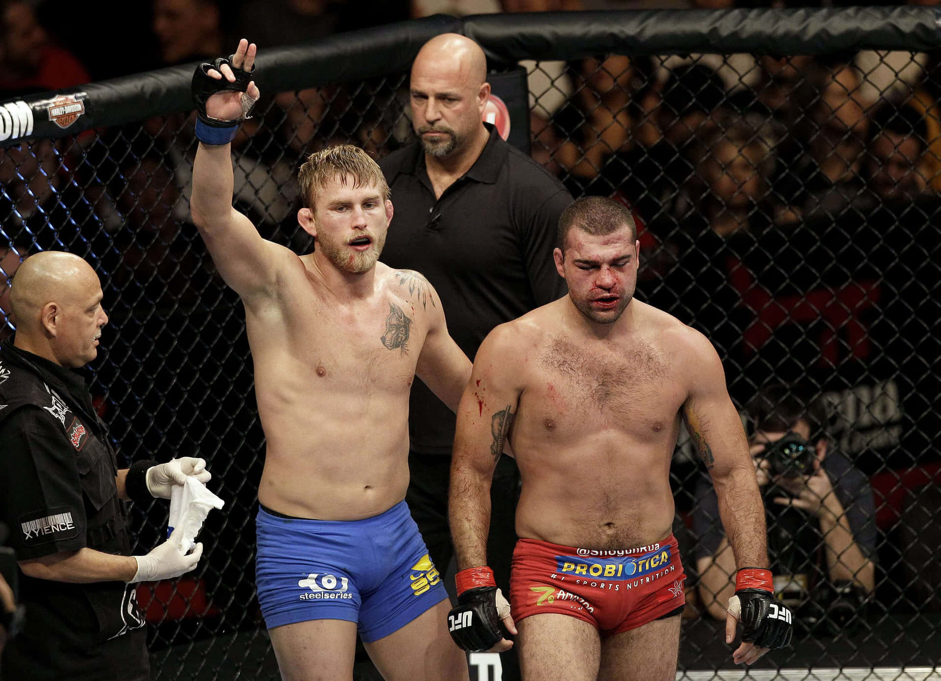 Maurício Rua Engaging In A Descisive Battle Against Alexander Gustafsson Background