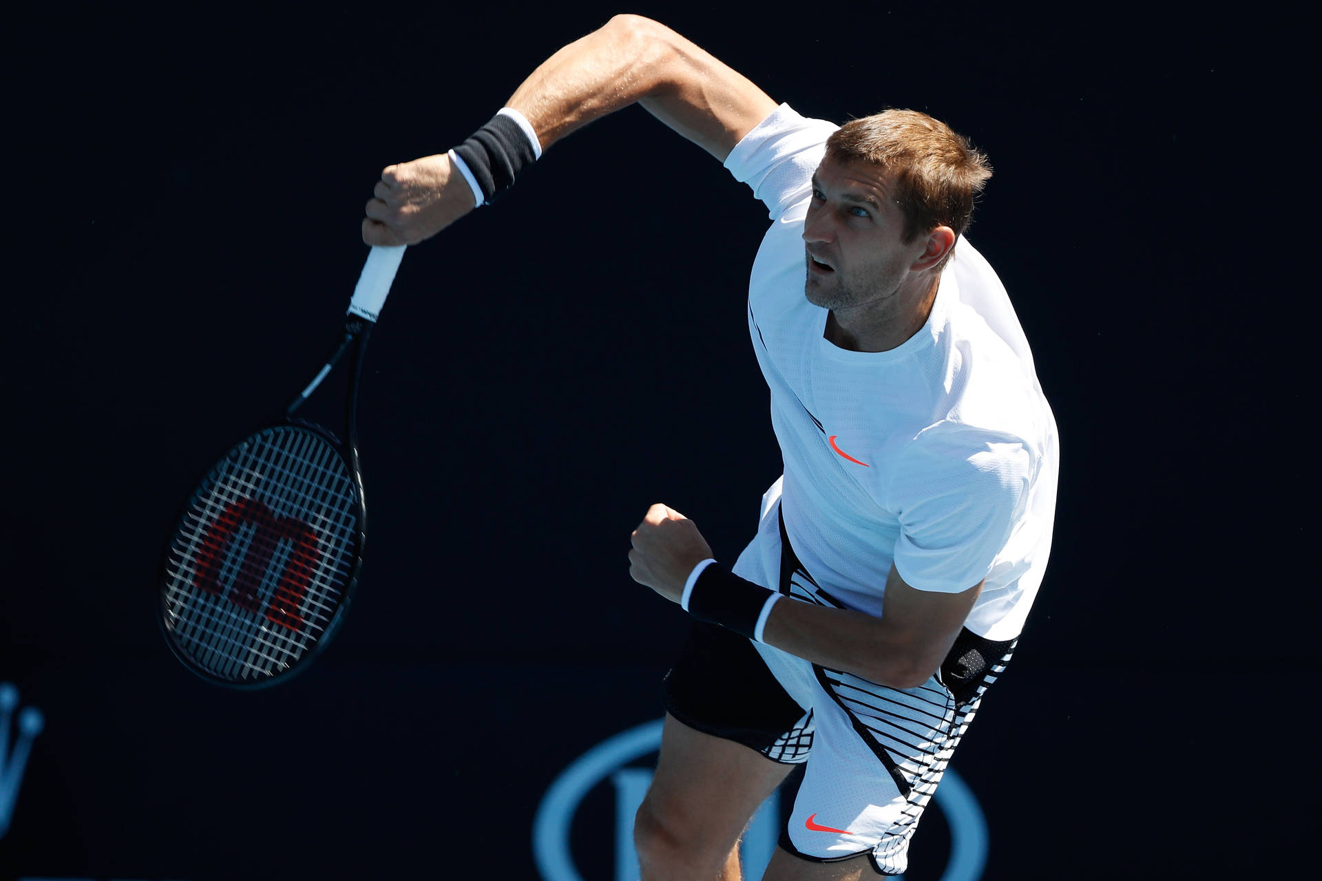 Max Mirnyi Dashing And Ducking Background