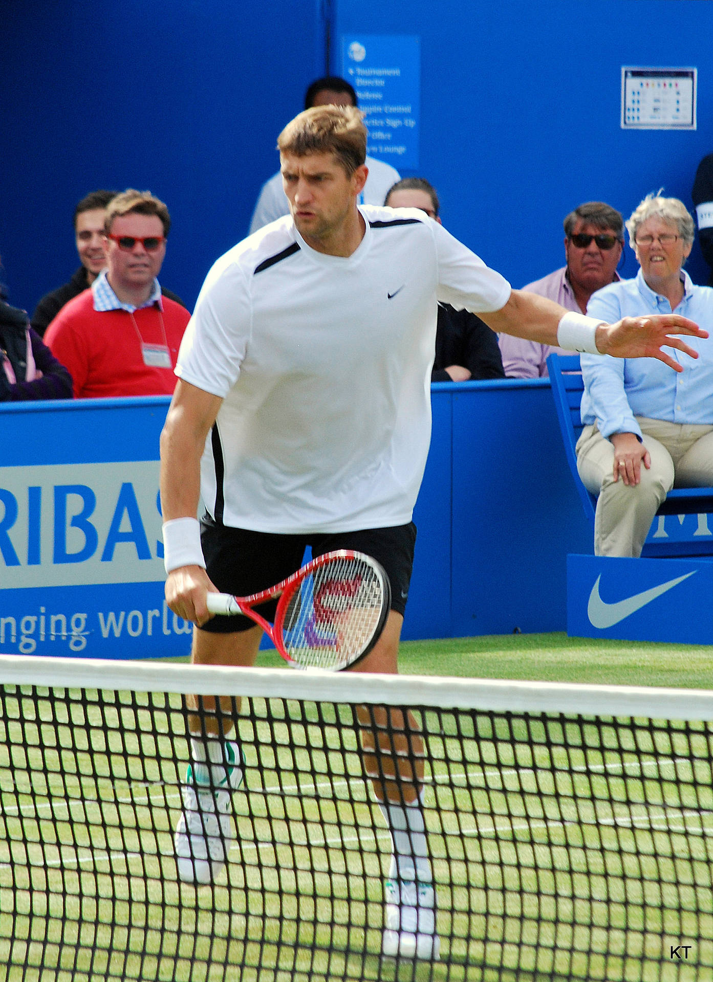 Max Mirnyi Running On The Court Background