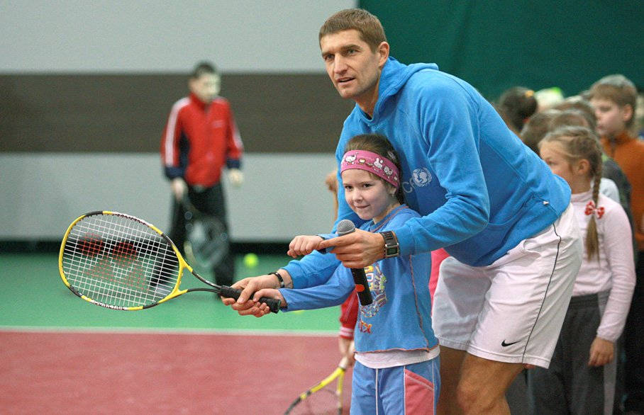 Max Mirnyi Teaching Kids Tennis Background