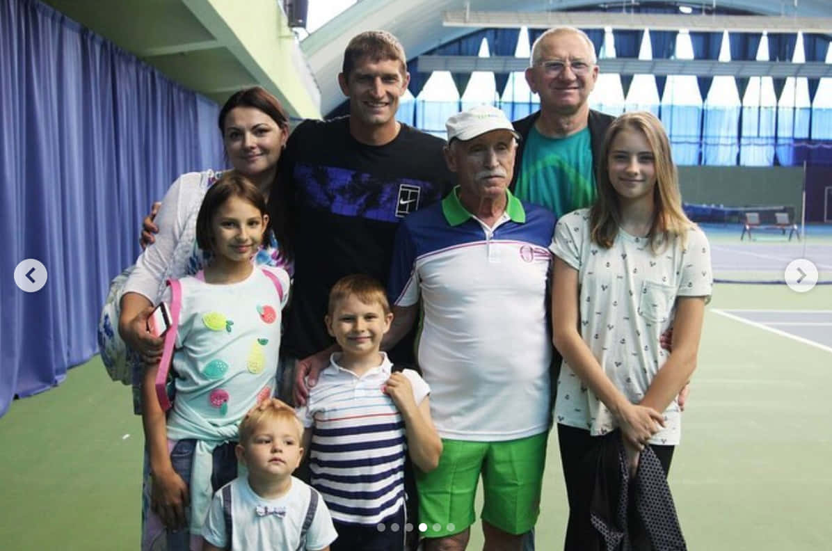 Max Mirnyi With Family And Coach