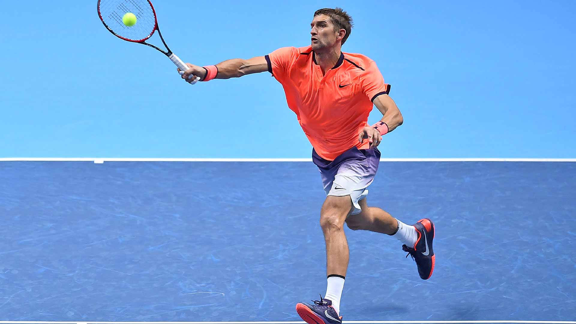 Max Mirnyi With Light Stroke Background