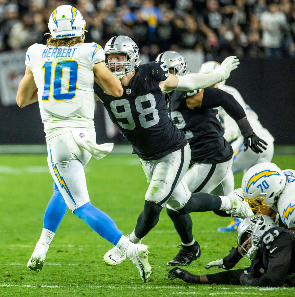 Maxx Crosby Tackling Qb Justin Herbert Background