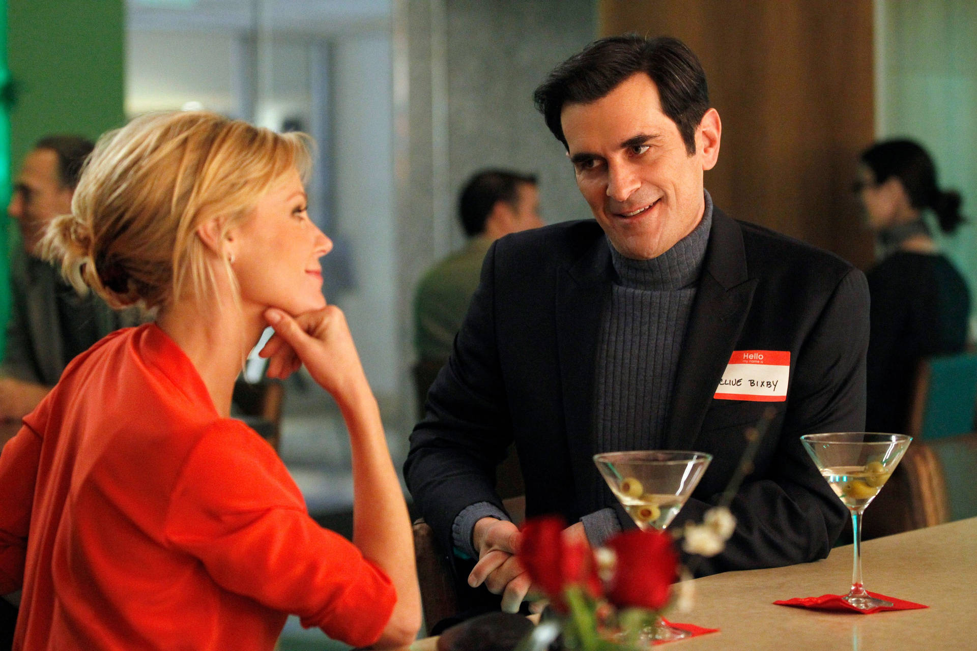 Meet Clive Bixby And Julianna, One Of Modern Family's Funniest Couplings Background