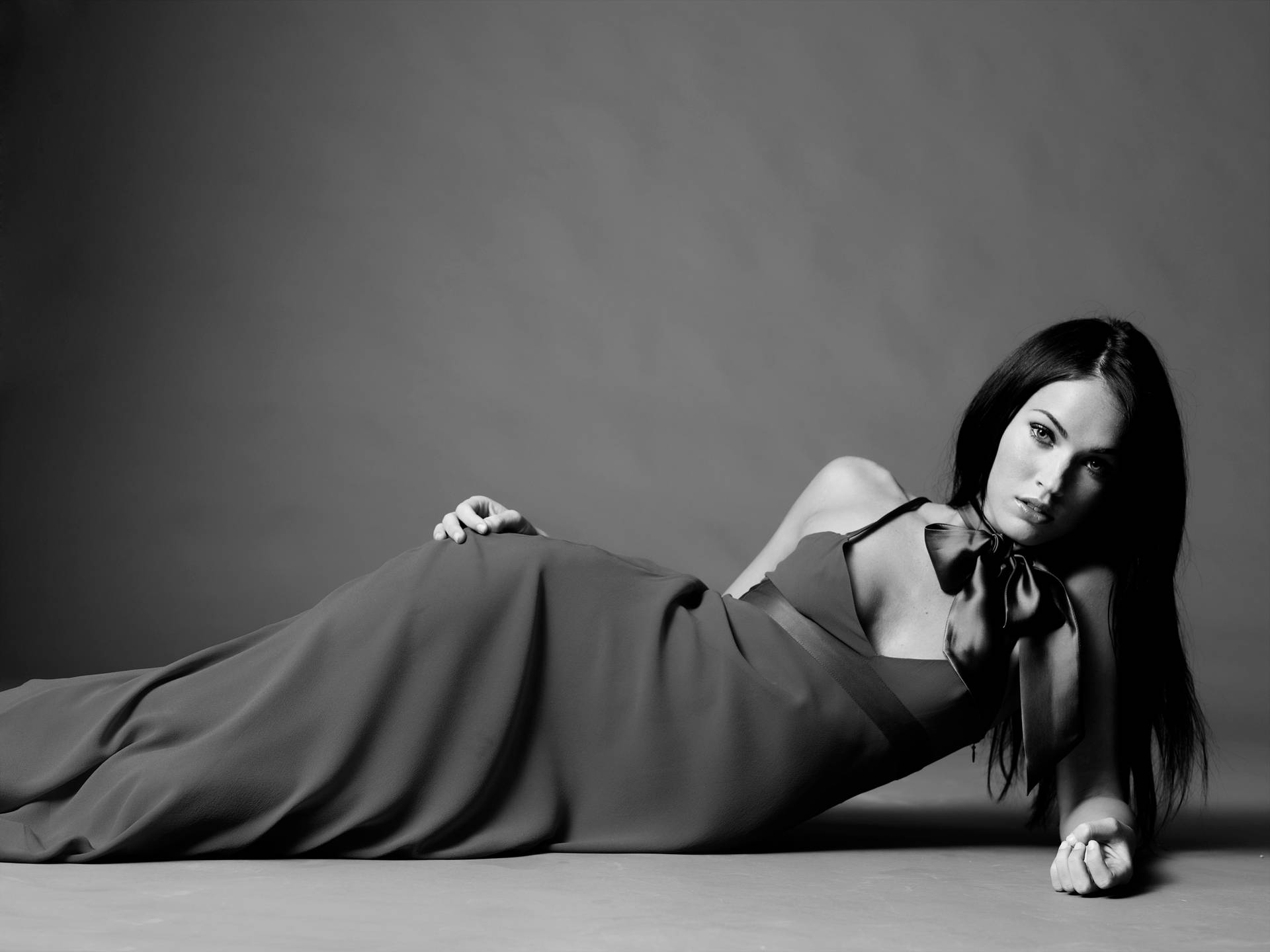 Megan Fox Hd Monochrome Pose Background