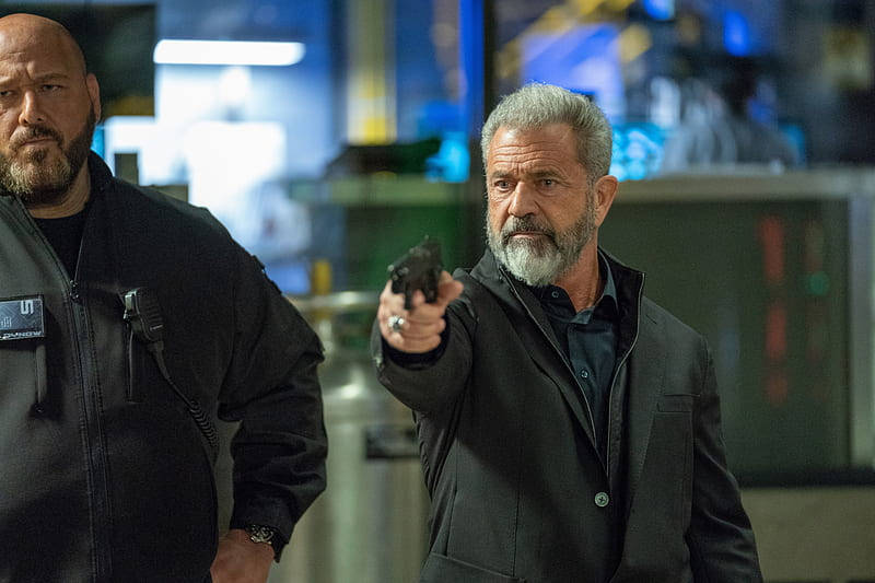 Mel Gibson Pointing A Gun Background