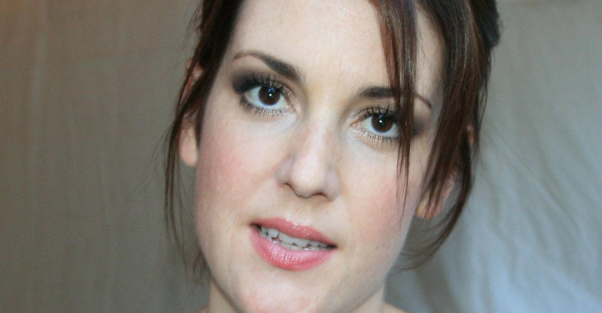 Melanie Lynskey Head Portrait Background