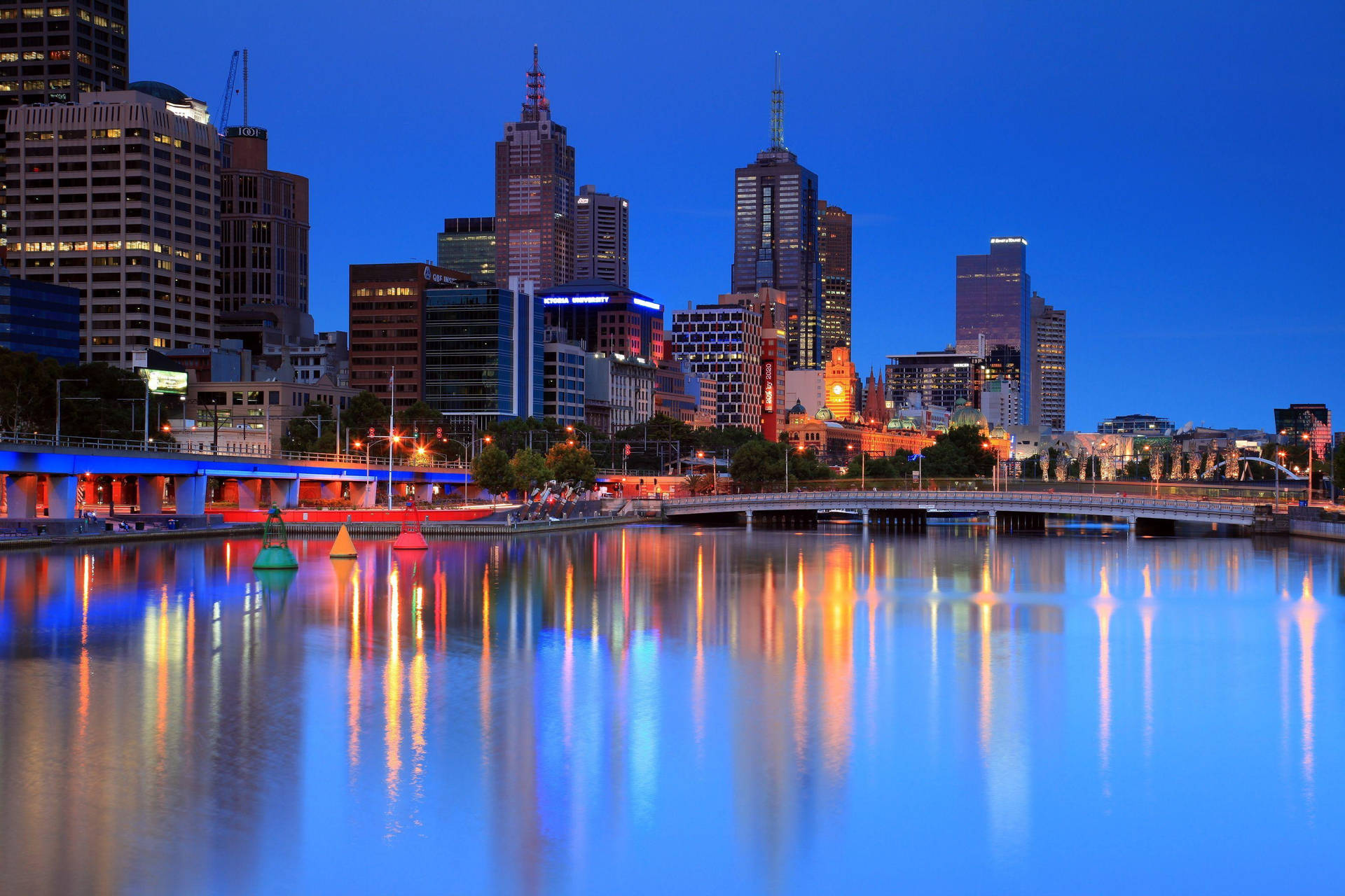 Melbourne City Lake At Dusk Background