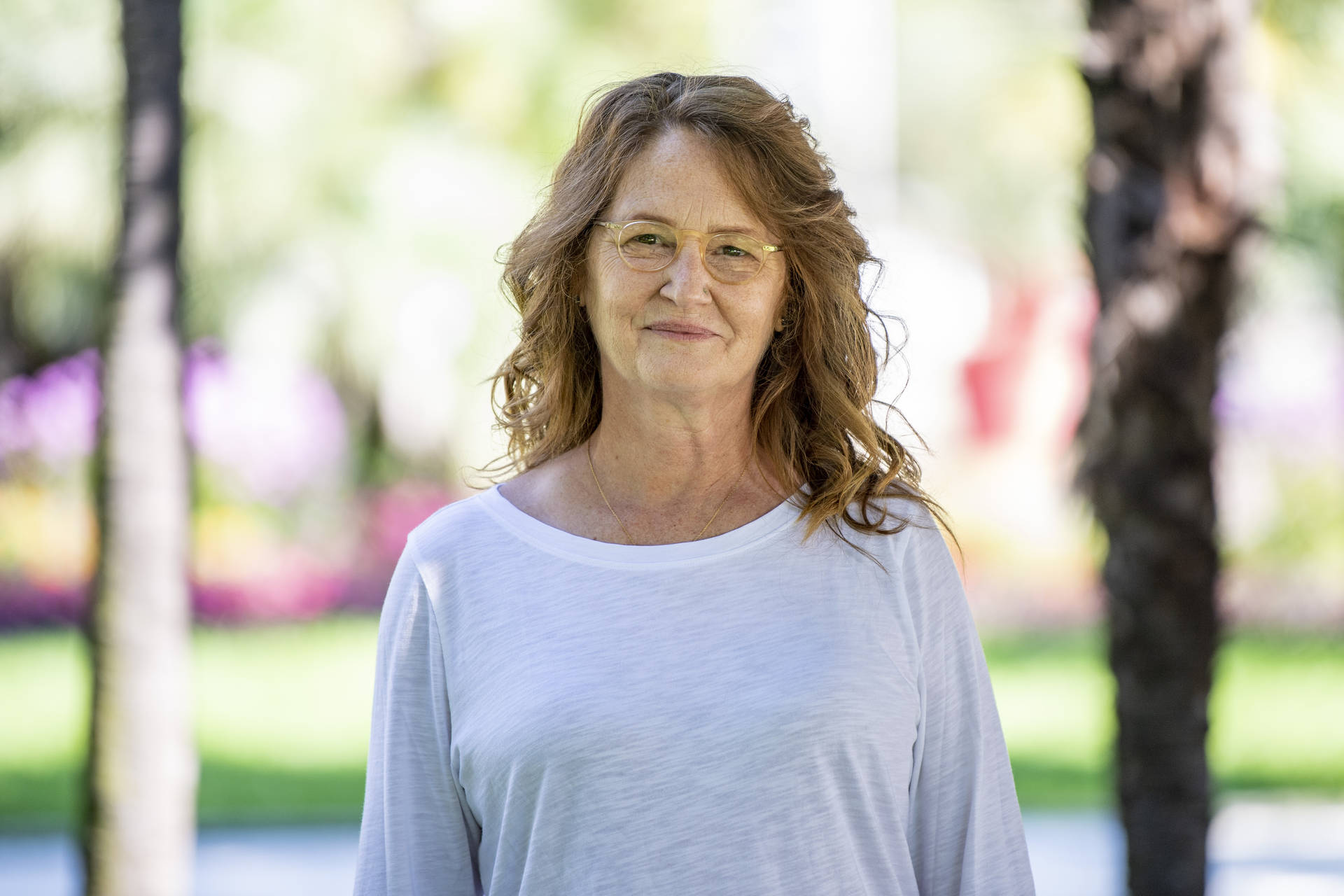 Melissa Leo Loose White Garden Shirt Background