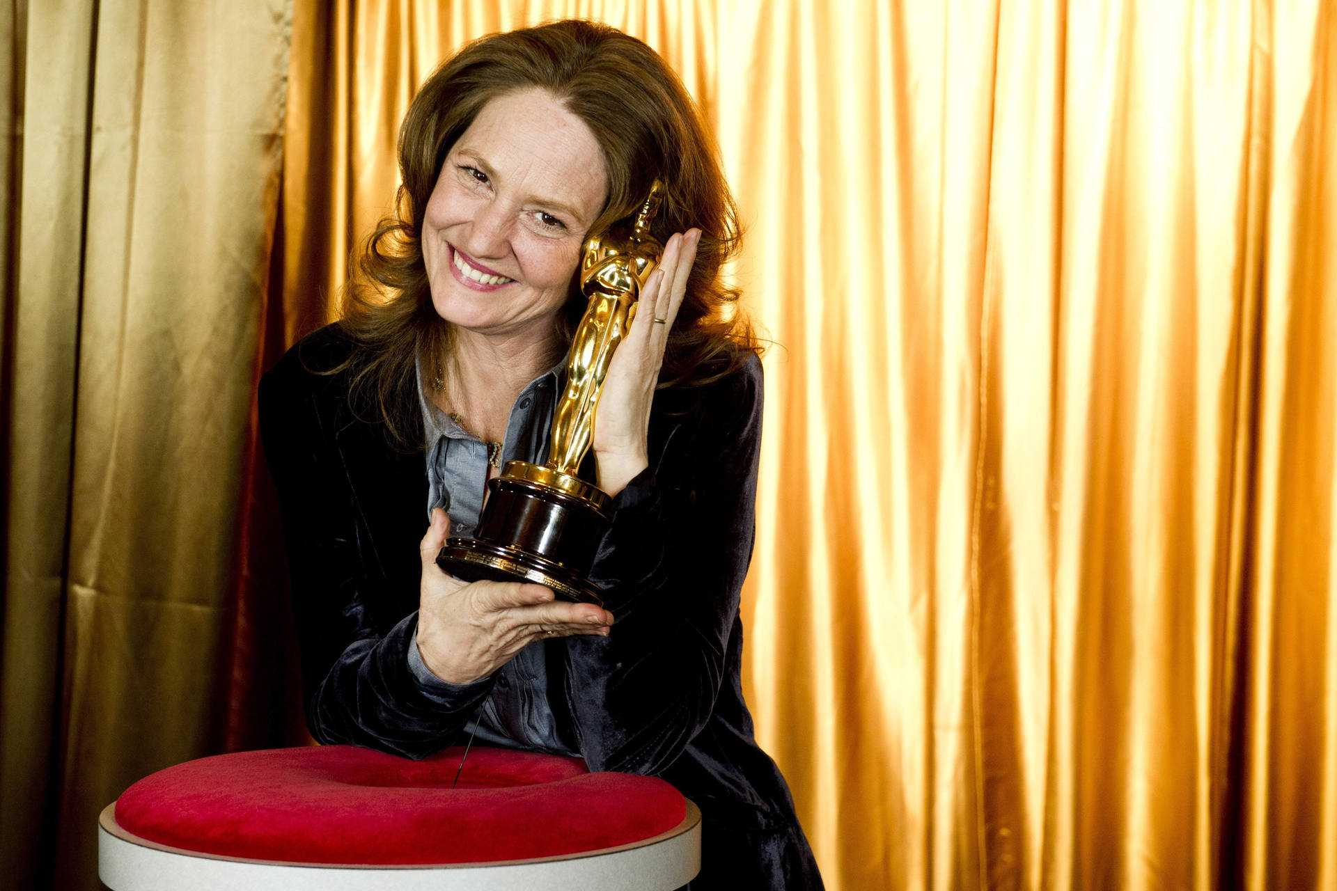 Melissa Leo Radiating Joy At The Oscars Background