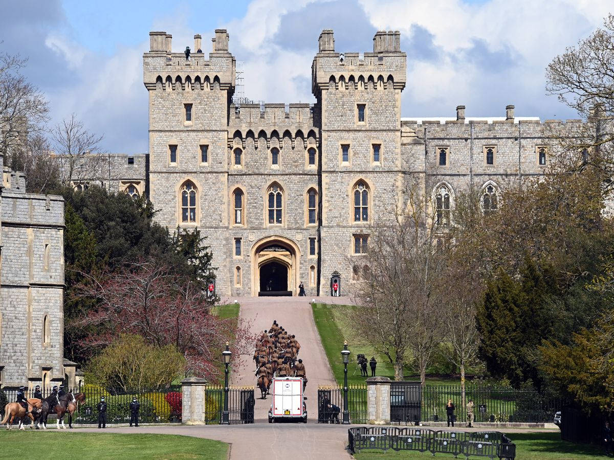 Men On Horseback Outside Windsor Castle Background