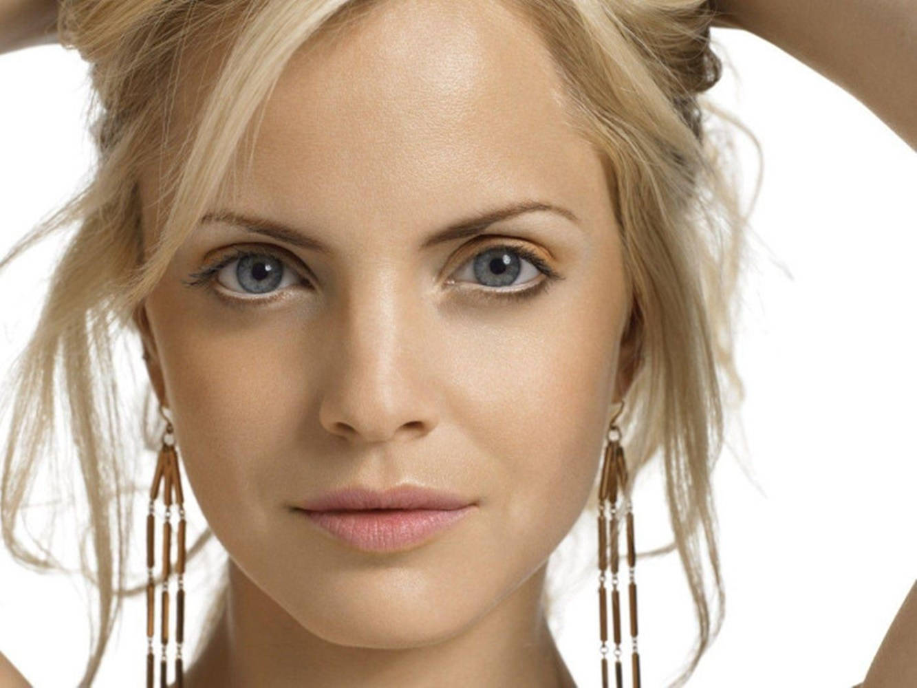 Mena Suvari Dazzling In Drape Earrings Background