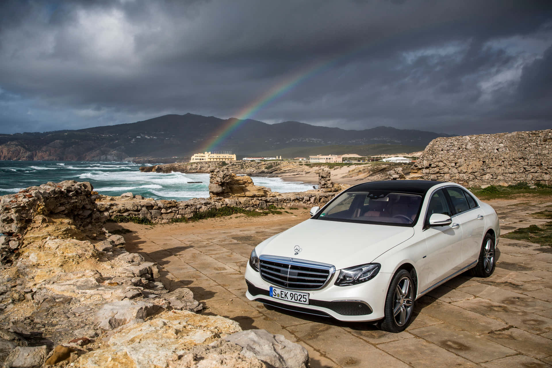 Mercedes Benz Clase E And A Rainbow