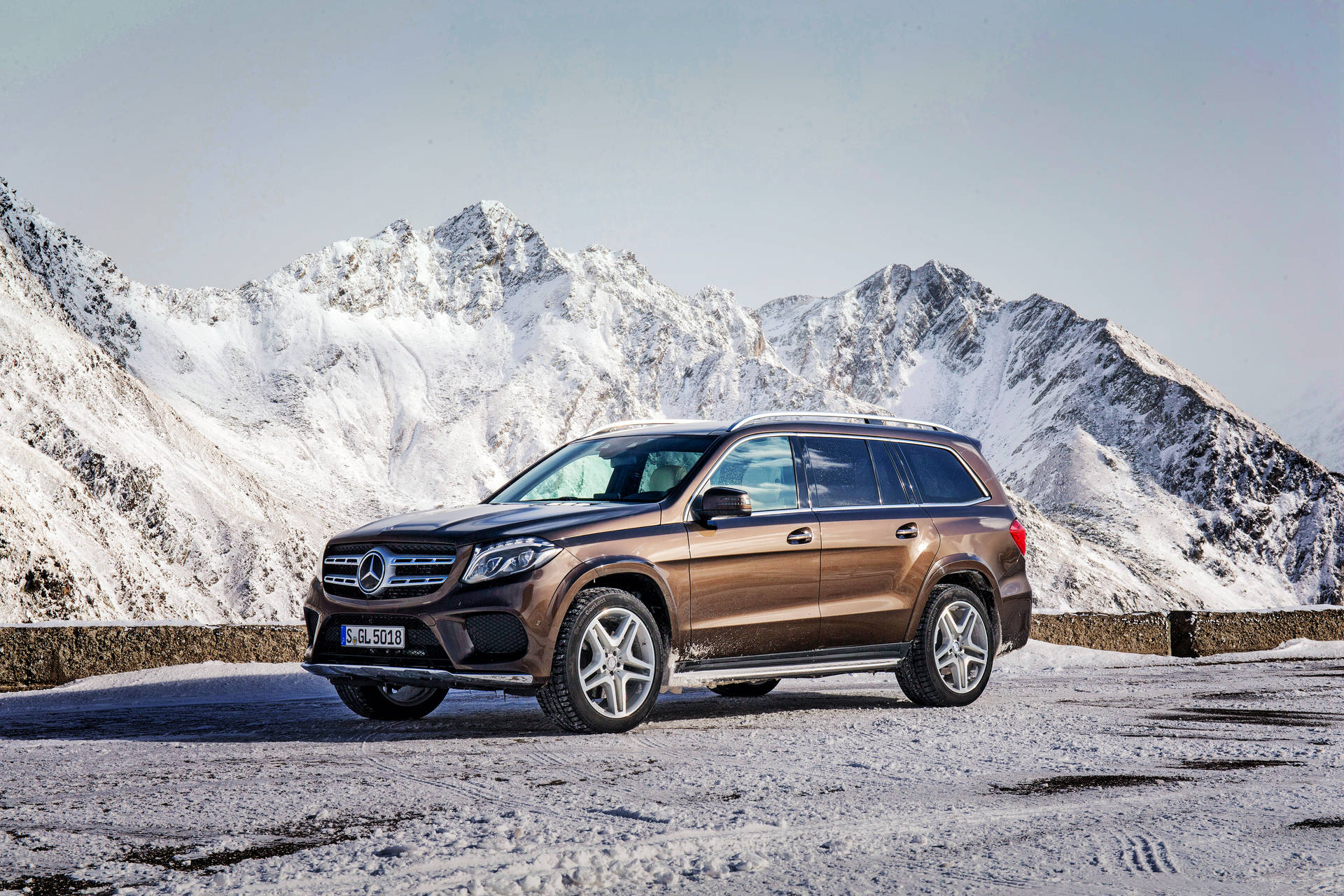 Mercedes Benz Gl-class In Alps Background