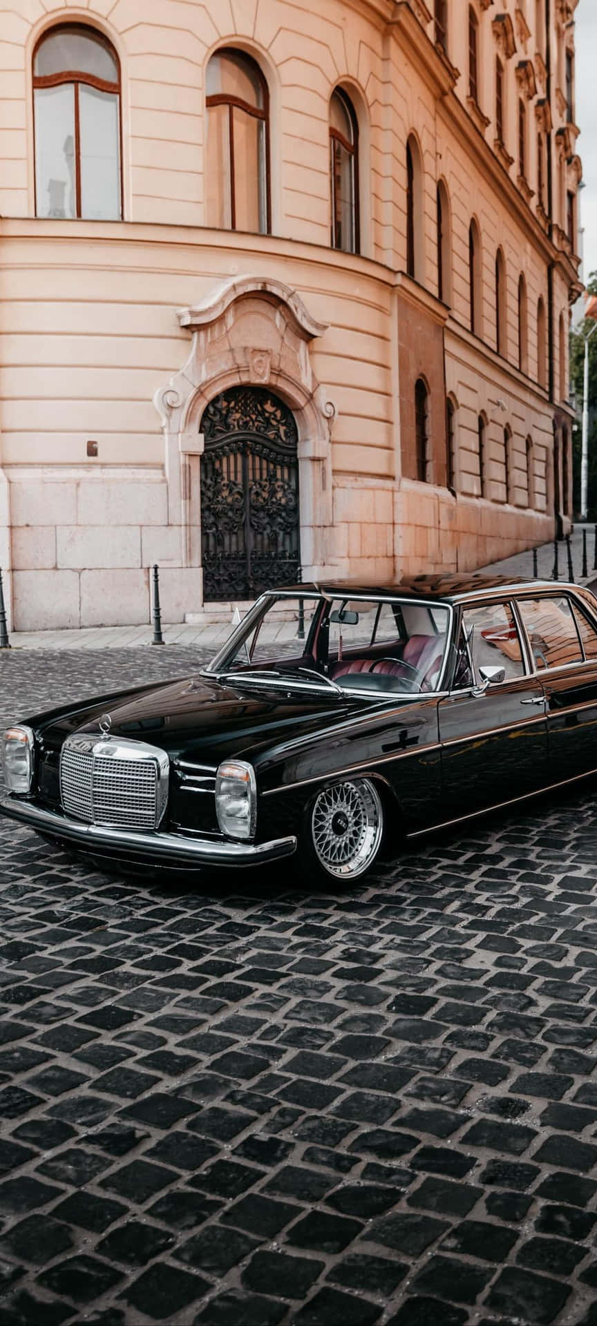 Mercedes Benz W114 Historic Building