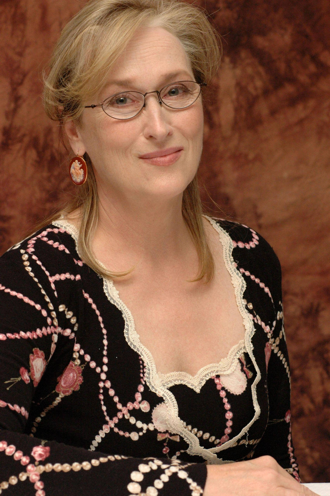 Meryl Streep With Specs Background