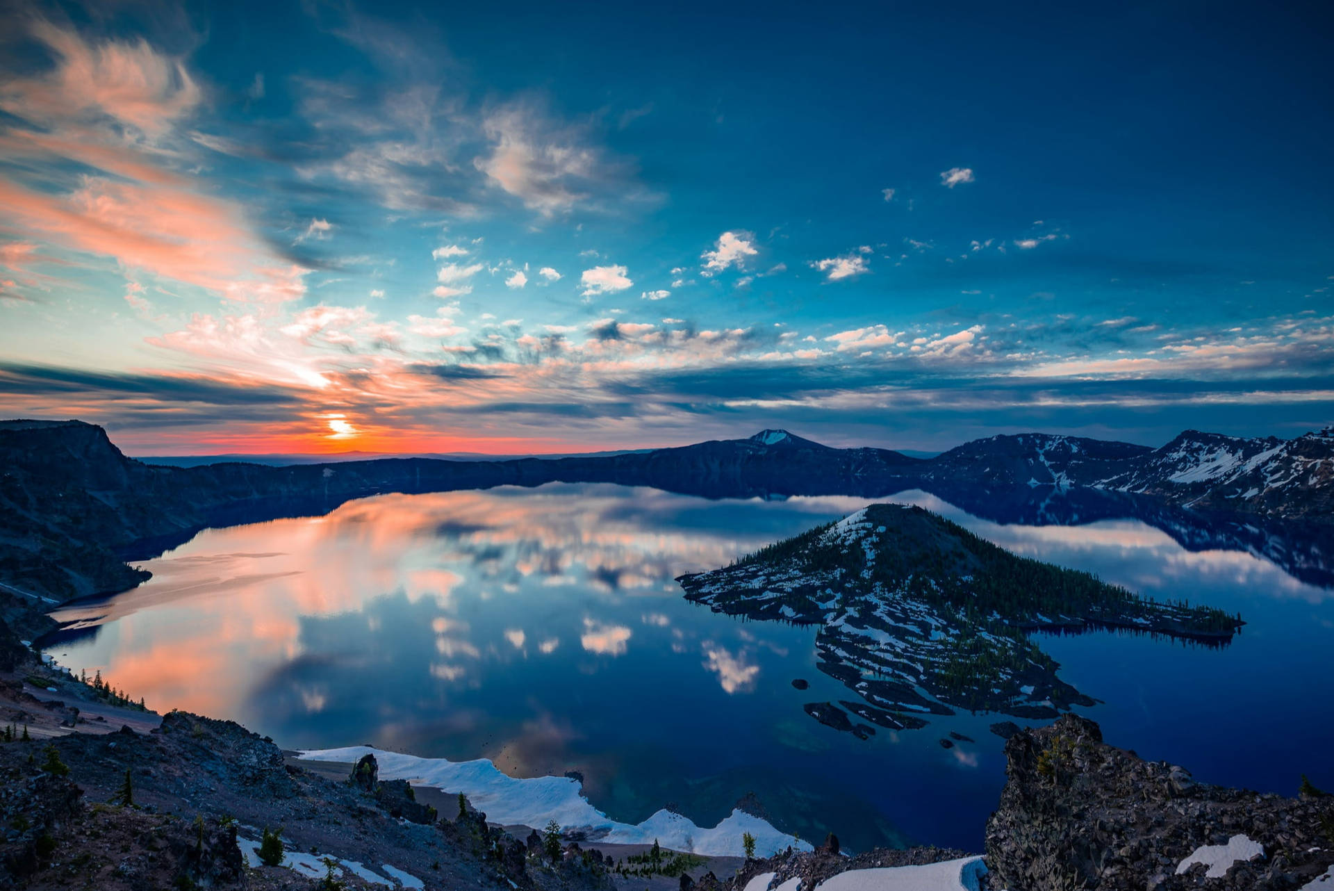 Mesmerizing Aerial View Of Crater Lake, Oregon Background