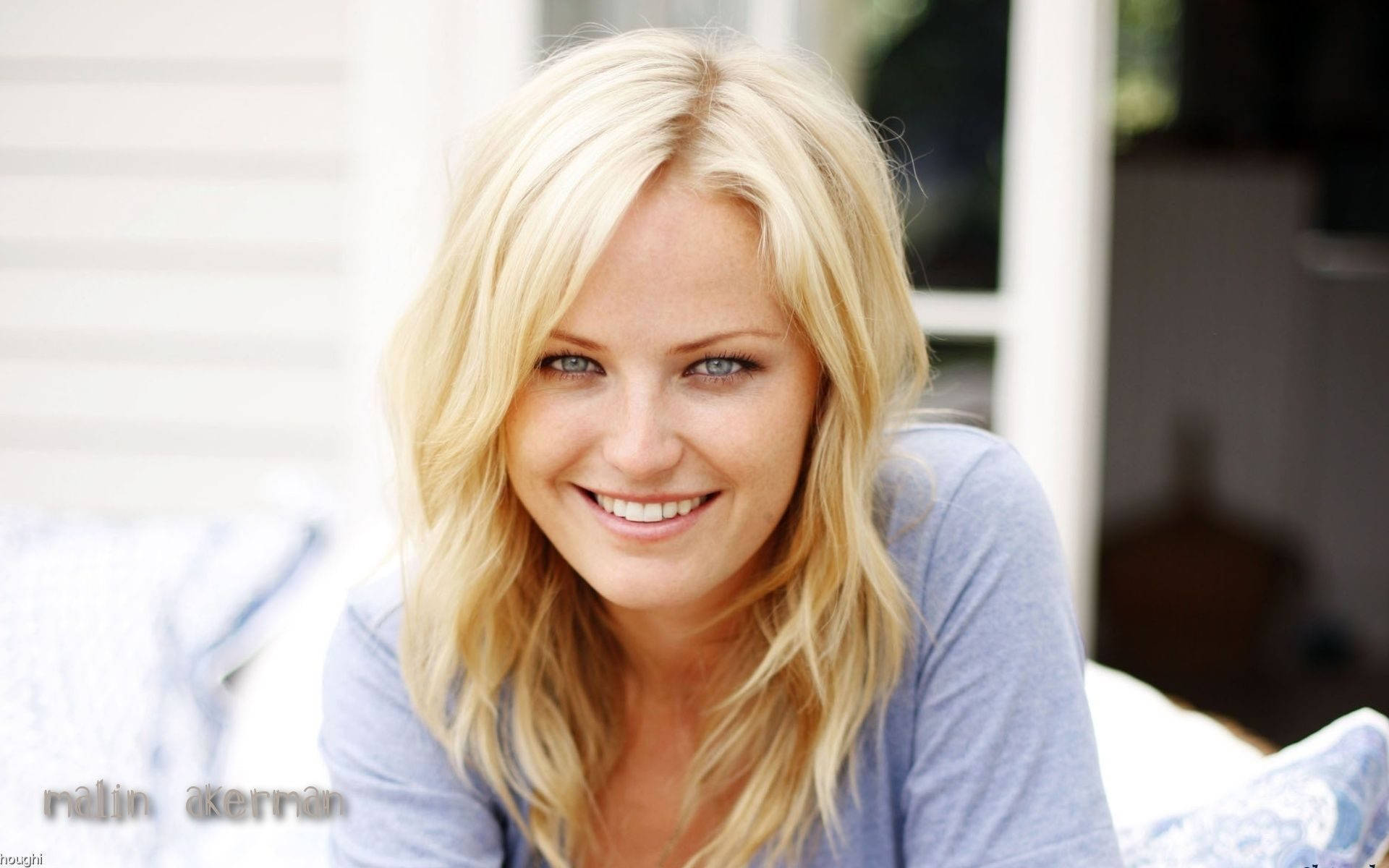 Mesmerizing Blue Eyes Of Malin Akerman Background