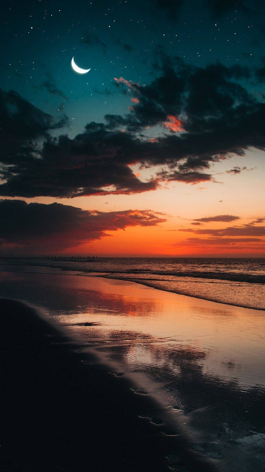 Mesmerizing Night View At The Beach Background