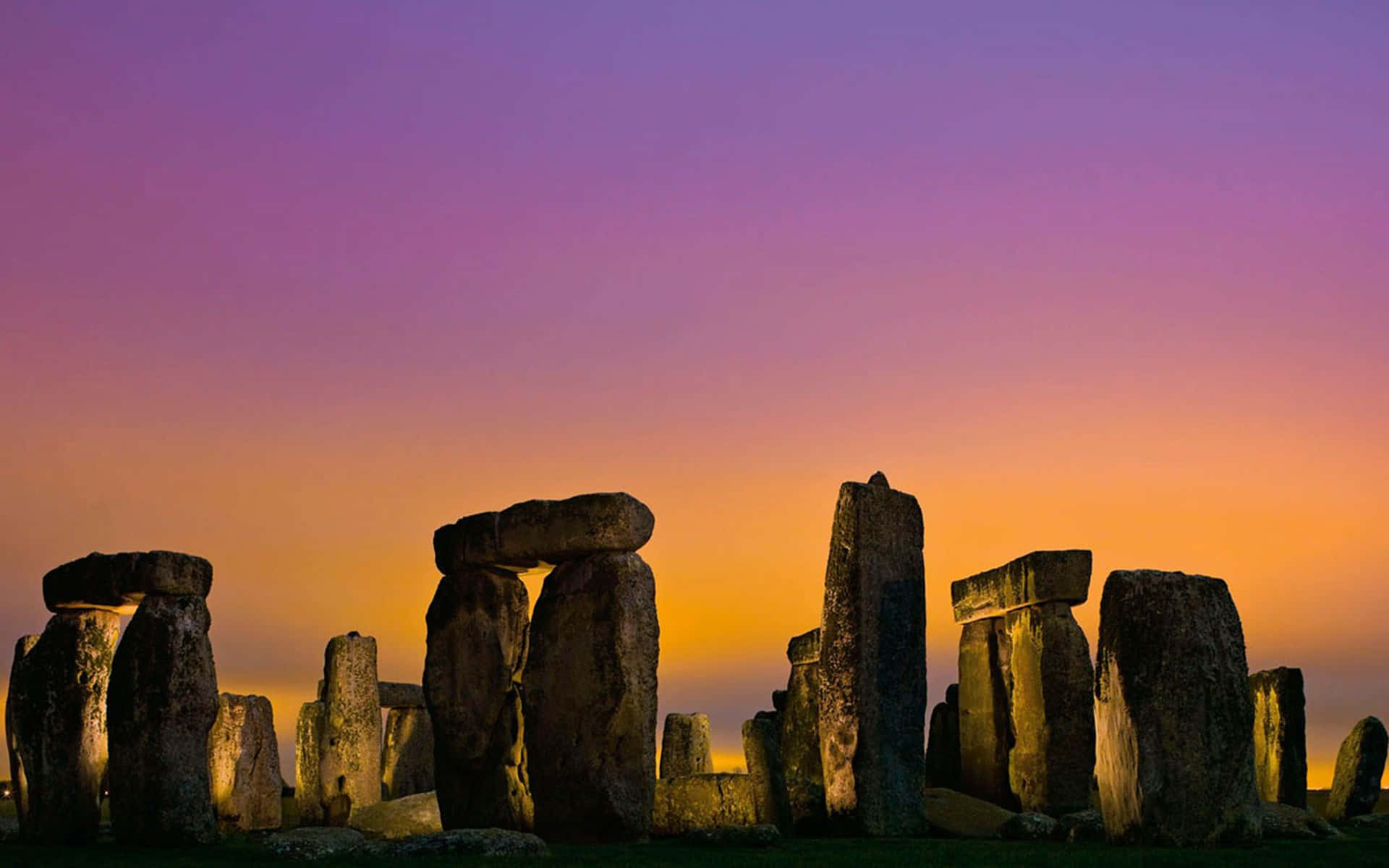 Mesmerizing Sunset At The Historical Stonehenge Background